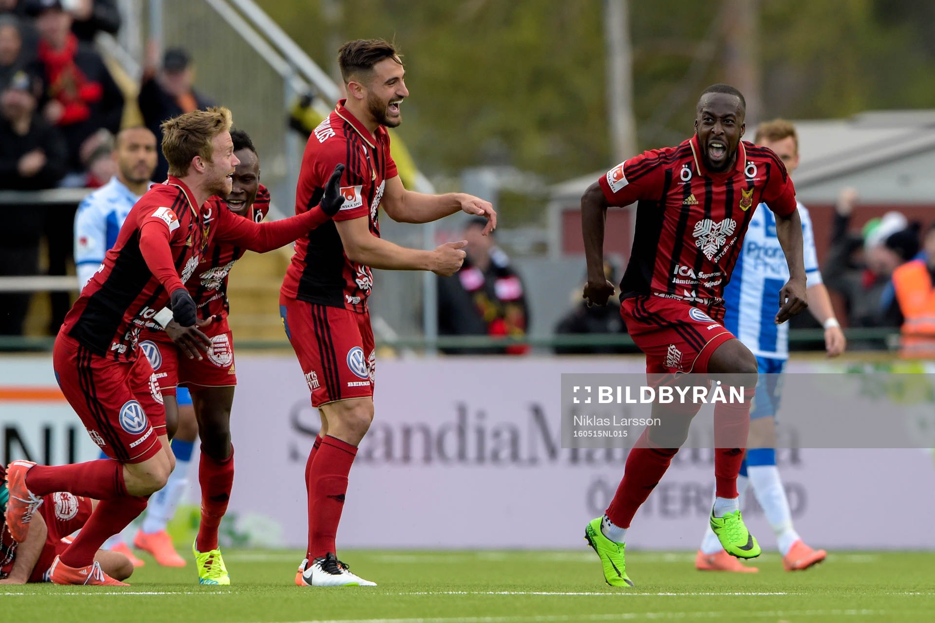 Östersunds Ronald Mukiibi jublar