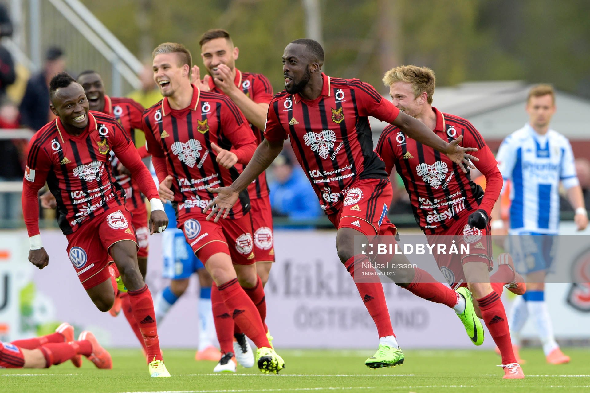 Östersunds Ronald Mukiibi jublar efter 1-0 under fotbollsmatchen i Allsvenskan mellan Östersund och IFK Göteborg den 15 maj 2016 i Östersund.