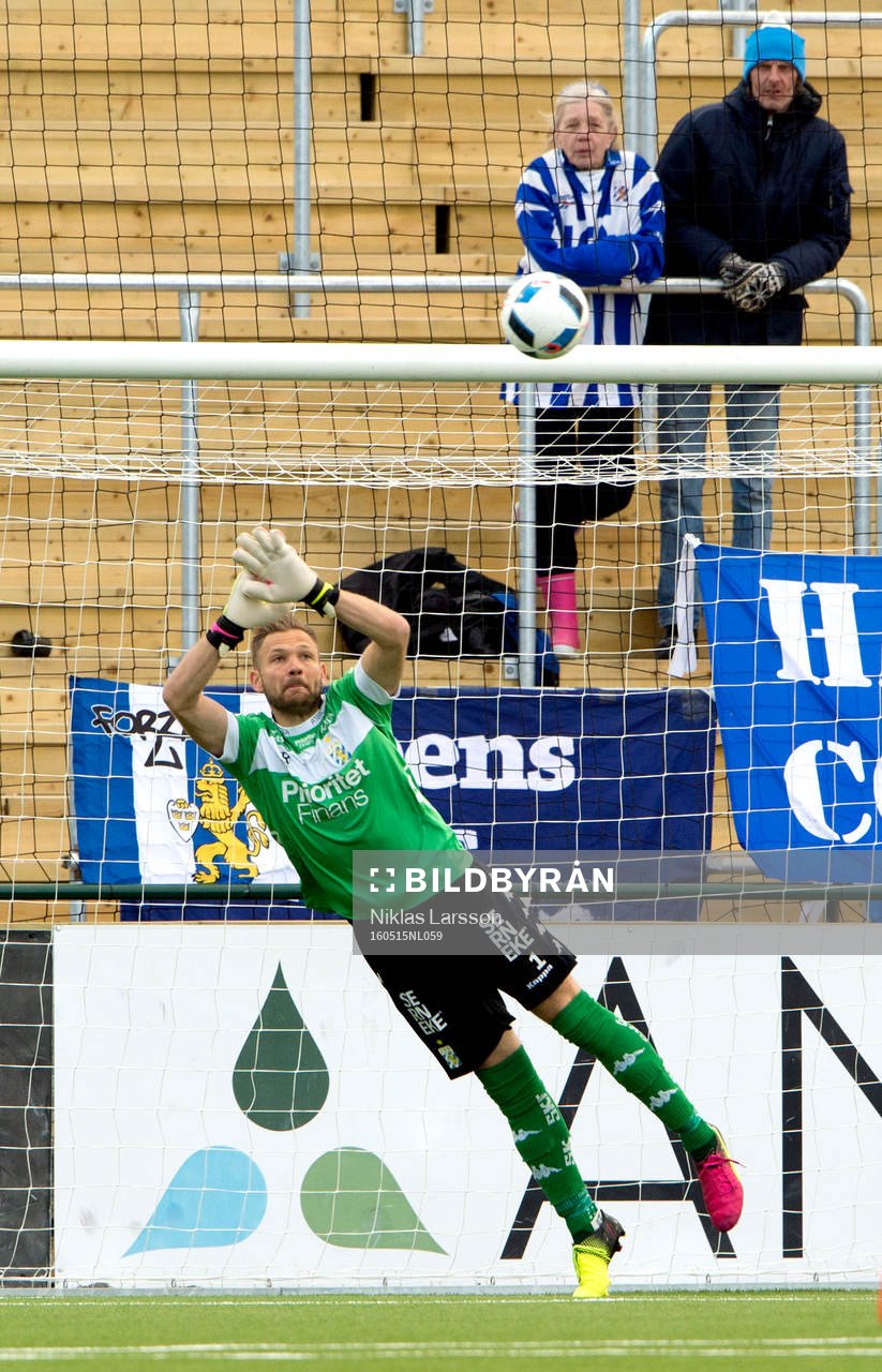 IFK Göteborgs målvakt John Alvbåge släpper in 1-0 målet