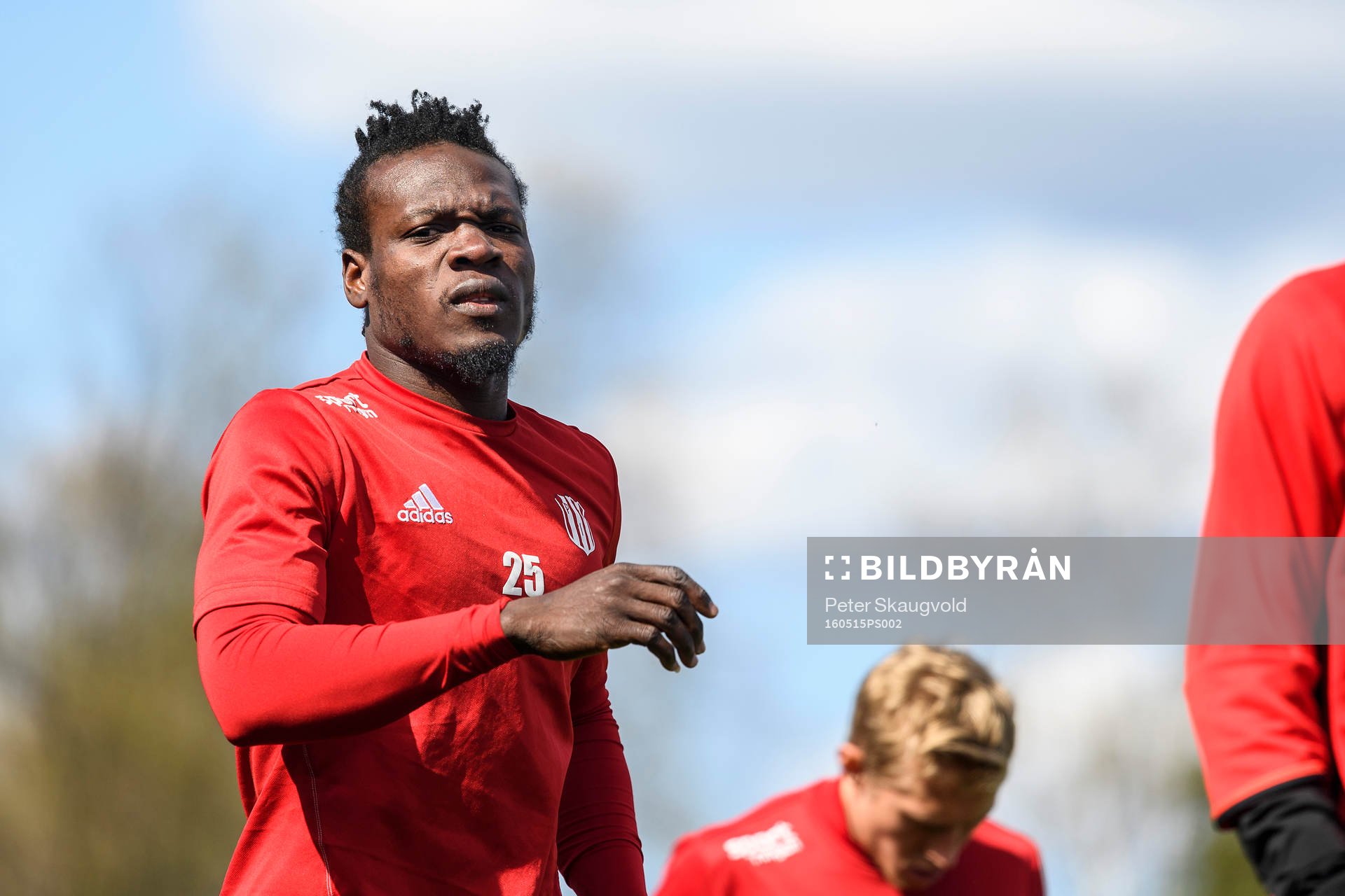 s Tetteh Komey på uppvärmningen