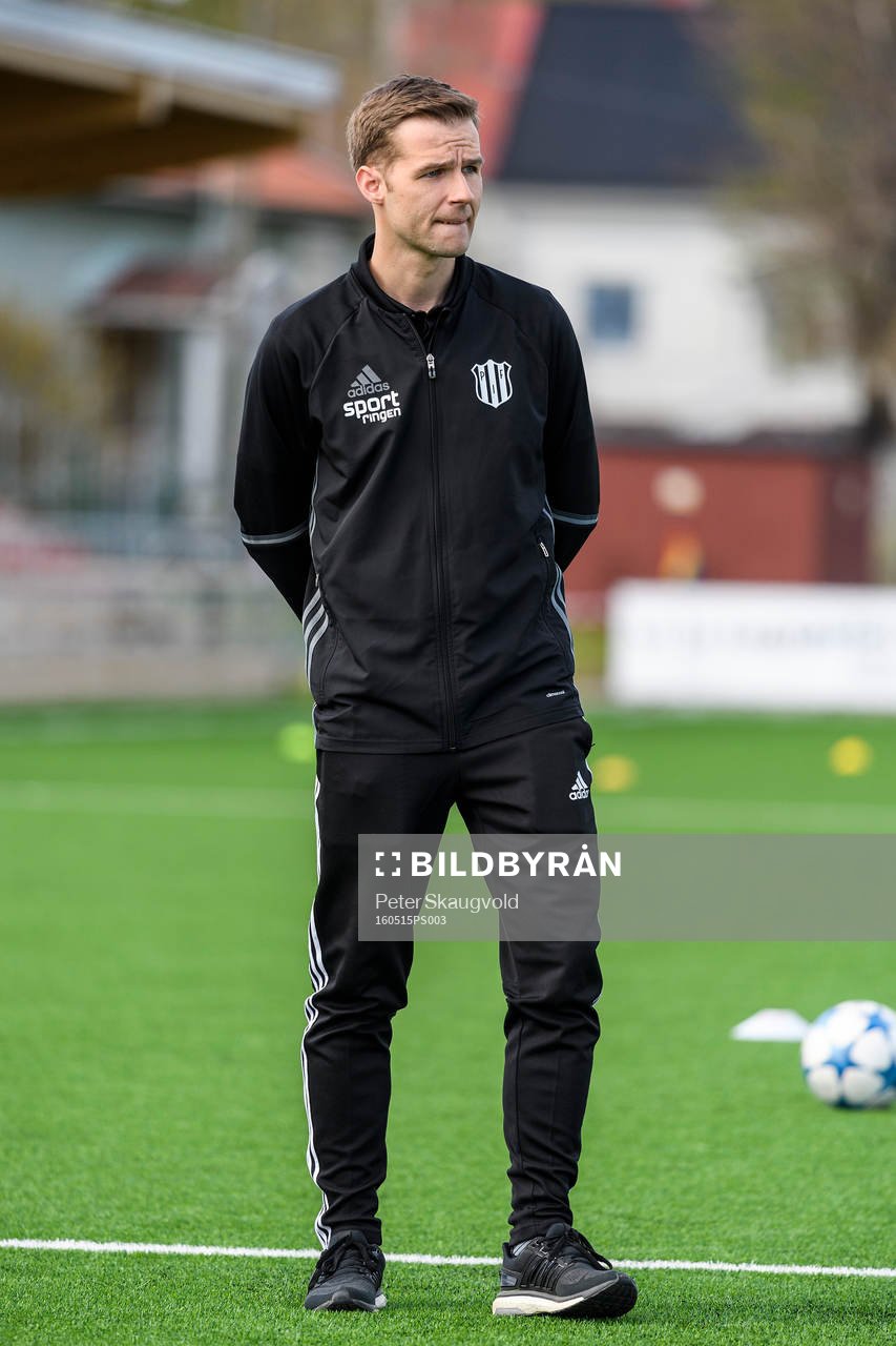 s tränare Johan Norberg på uppvärmningen