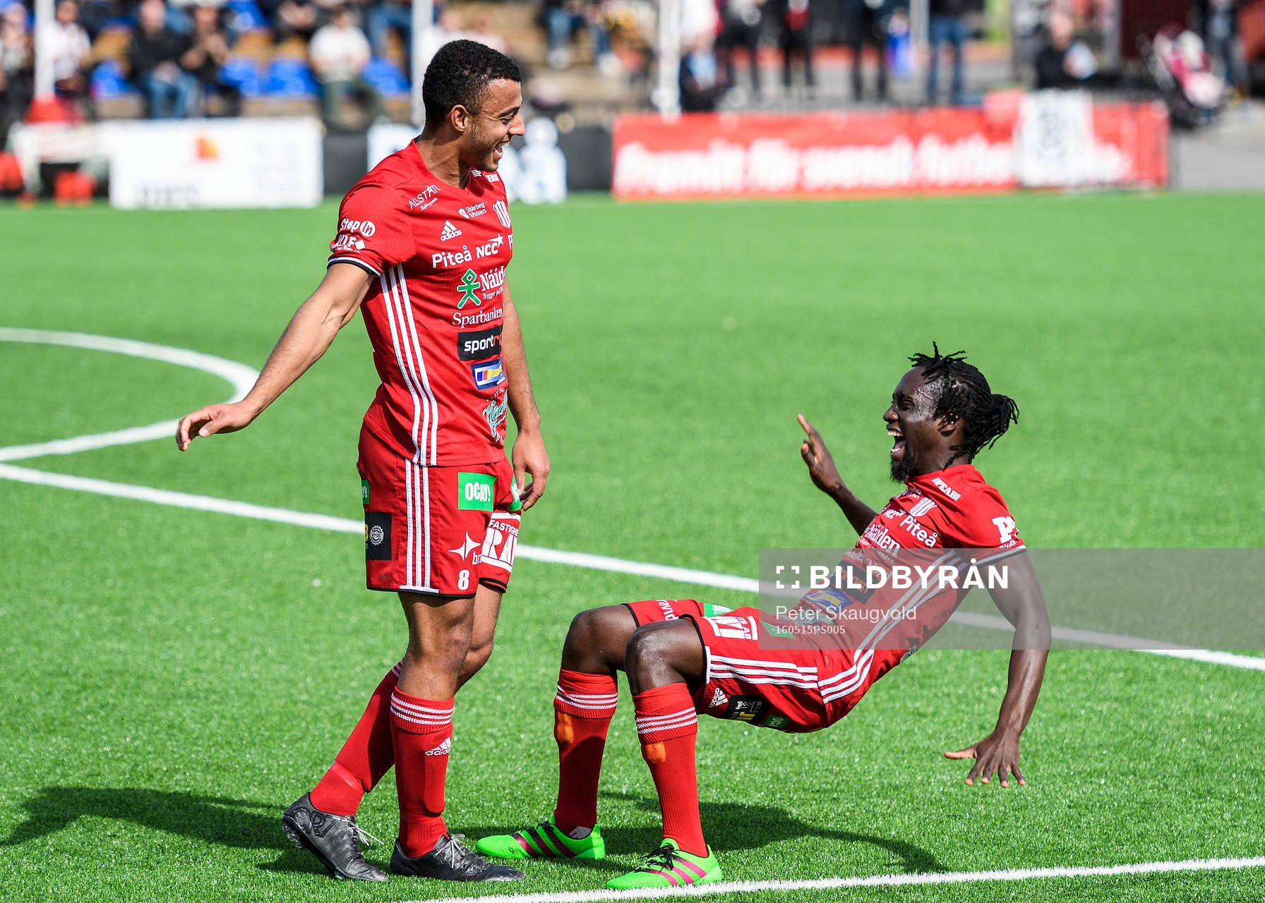 s Karl Cunningham (v) jublar