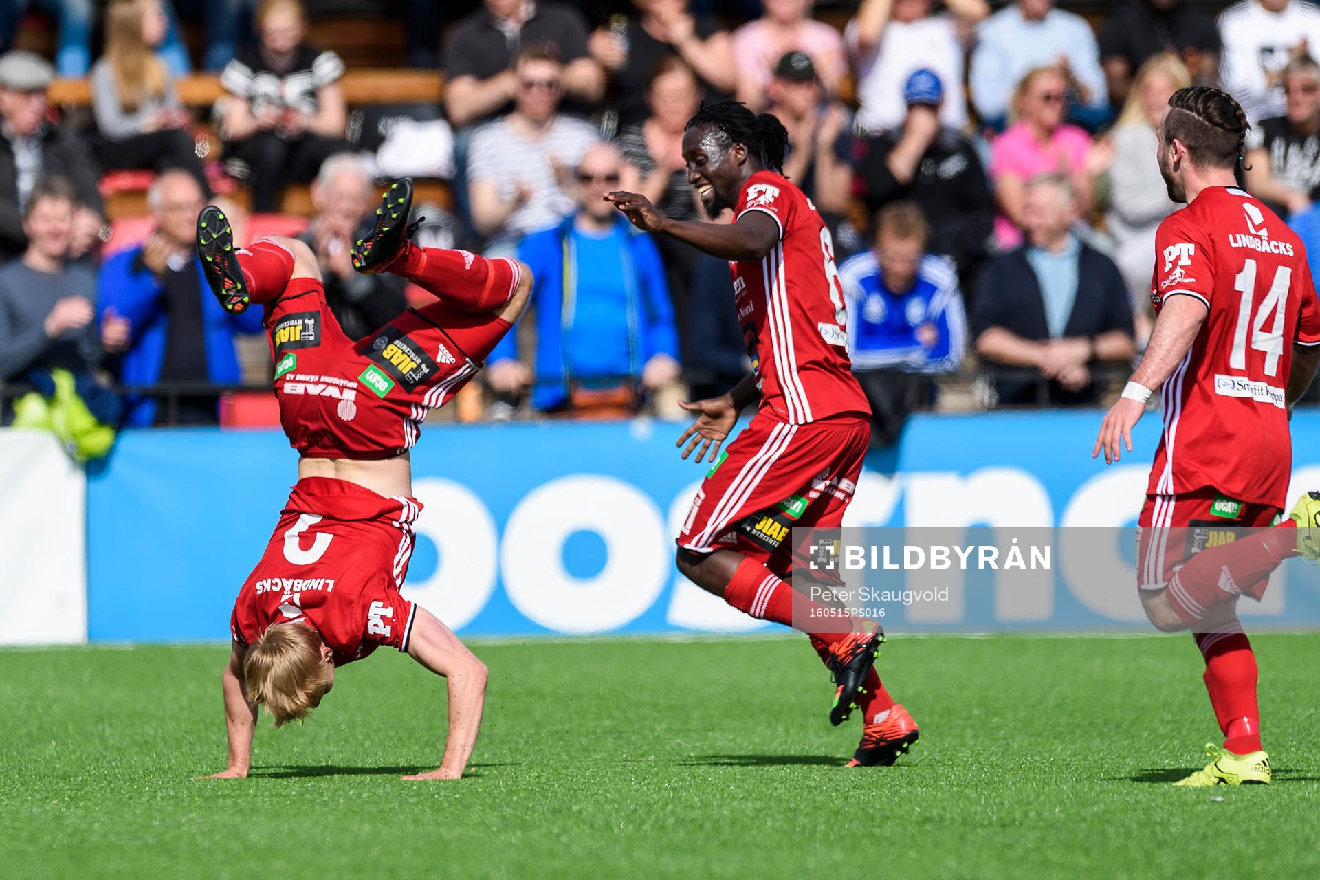 iteå:s Henrik Millbert (v) jublar efter sitt 2-0 mål under fotbollsmatchen i division 1 norra mellan Piteå och Sleipner den 15 maj 2016 i Piteå.