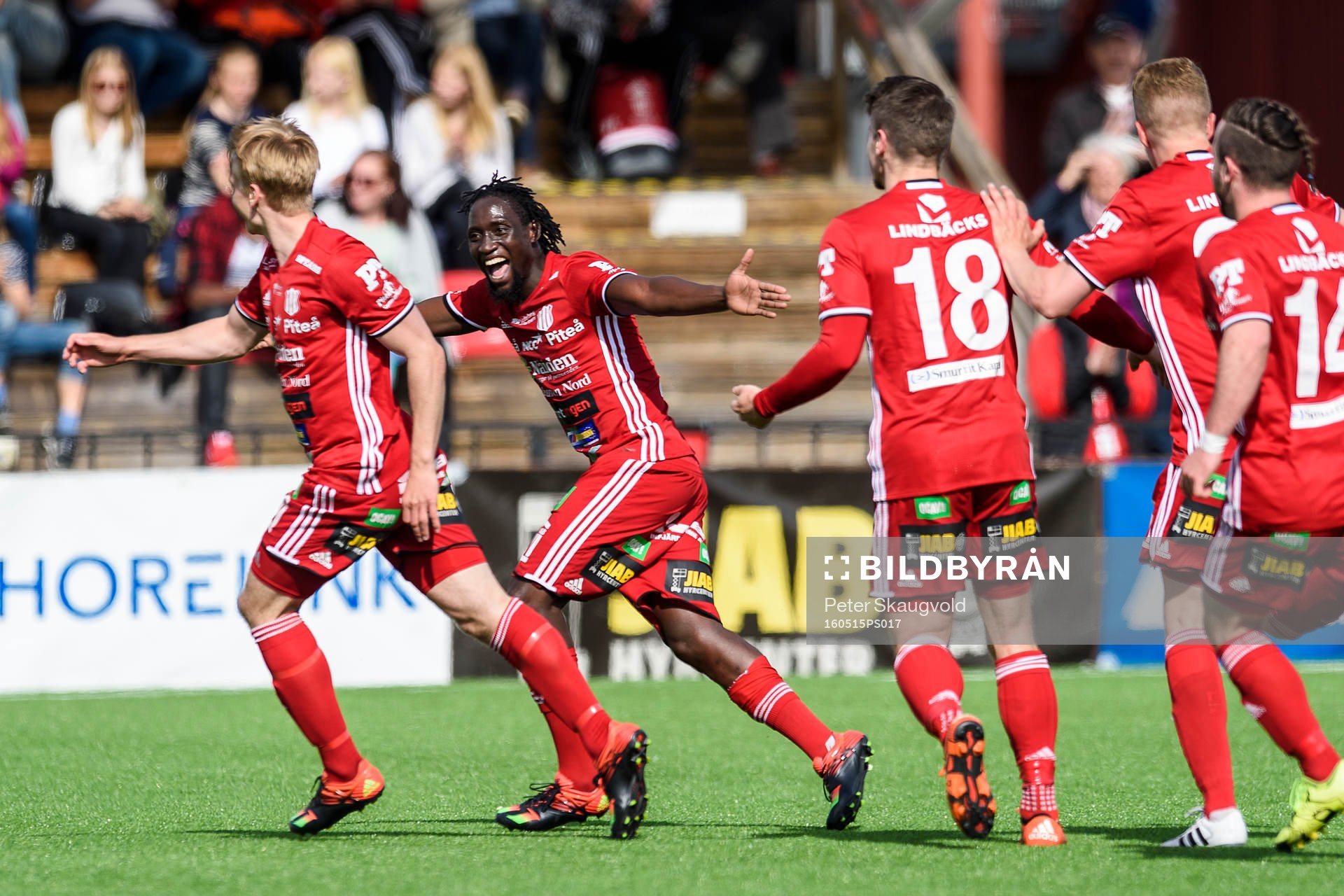 s Henrik Millbert (v) jublar