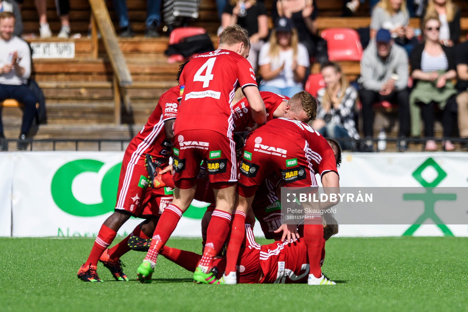 Piteåspelarna jublar efter Piteå:s Henrik Millbert gjort 2-0 under fotbollsmatchen i division 1 norra mellan Piteå och Sleipner den 15 maj 2016 i Piteå.