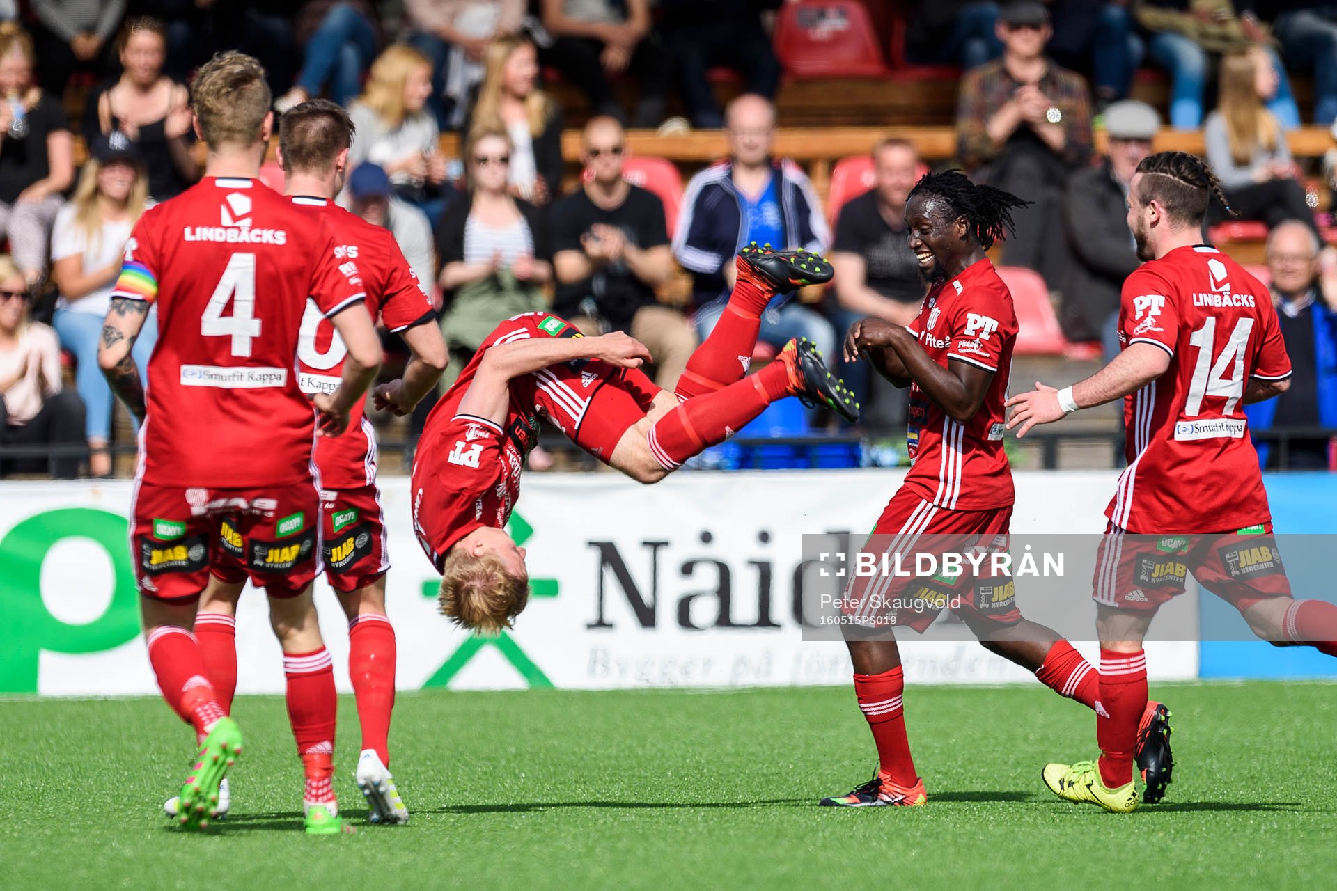 iteå:s Henrik Millbert (m) jublar efter sitt 2-0 mål under fotbollsmatchen i division 1 norra mellan Piteå och Sleipner den 15 maj 2016 i Piteå.