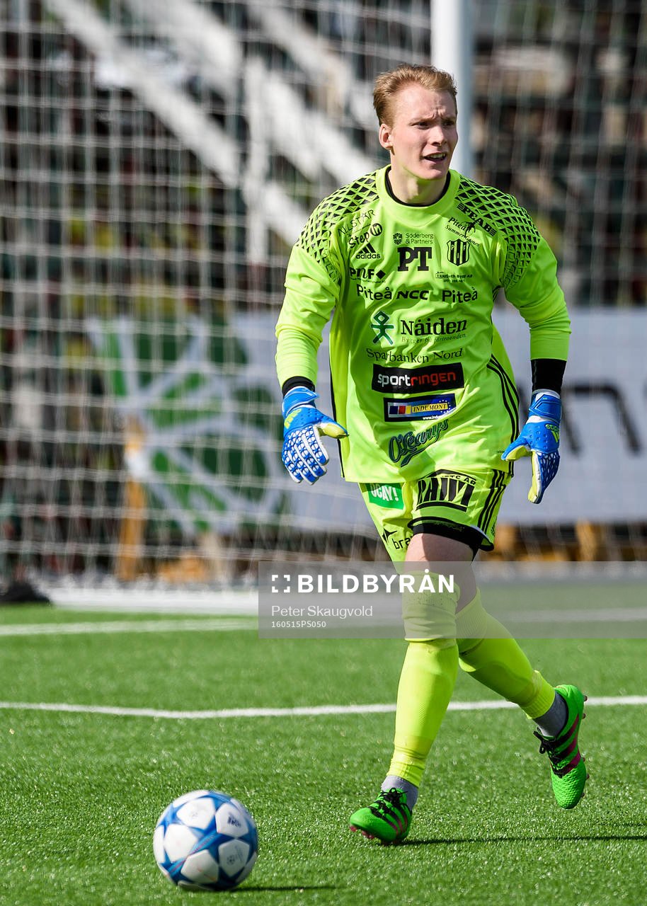 s målvakt Tomas Adell