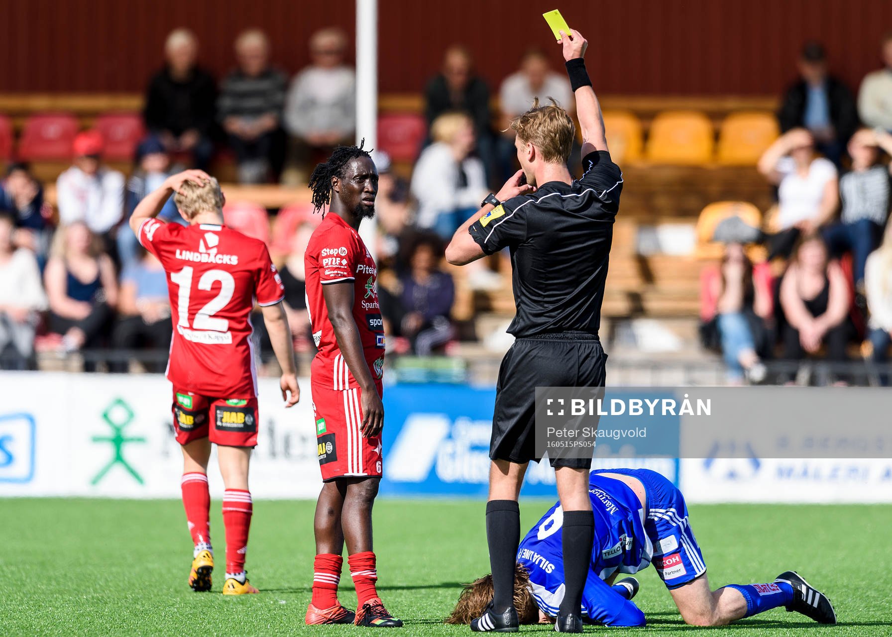 s Ibrahim Kallay får gultkort
