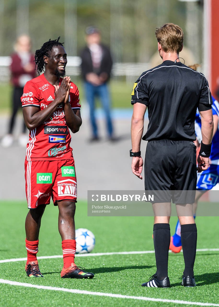 Piteå:s Ibrahim Kallay vädjar till domaren under fotbollsmatchen i division 1 norra mellan Piteå och Sleipner den 15 maj 2016 i Piteå.