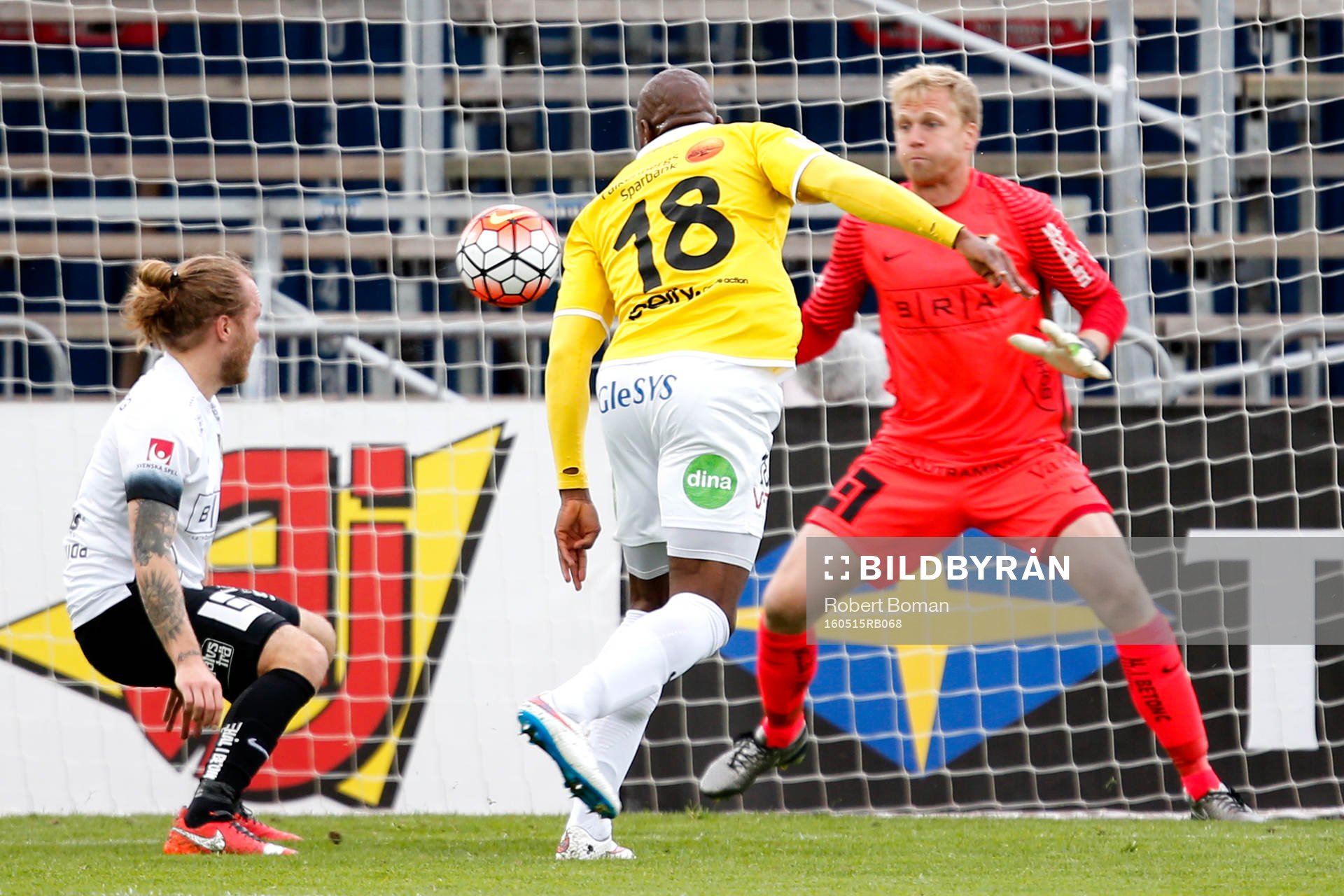 Falkenbergs Hakeem Araba har en farlig chans