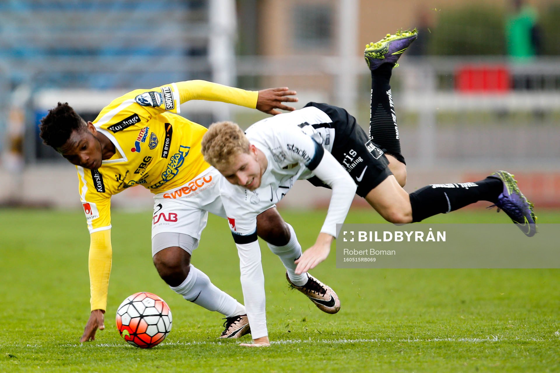 Falkenbergs Enock Kwakwa och Häckens Samuel Gustafson
