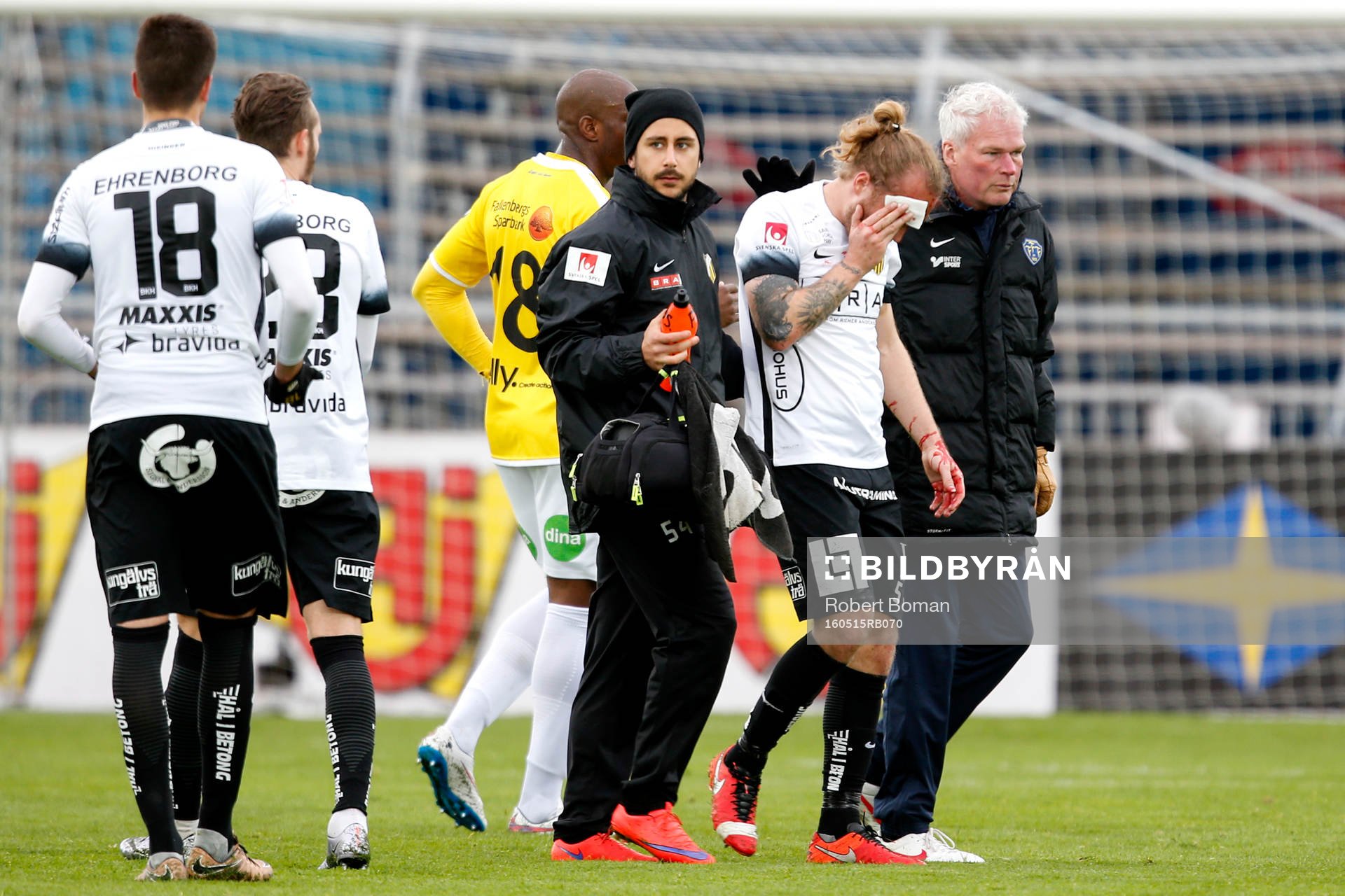 Häckens Emil Wahlström går av planen skadad