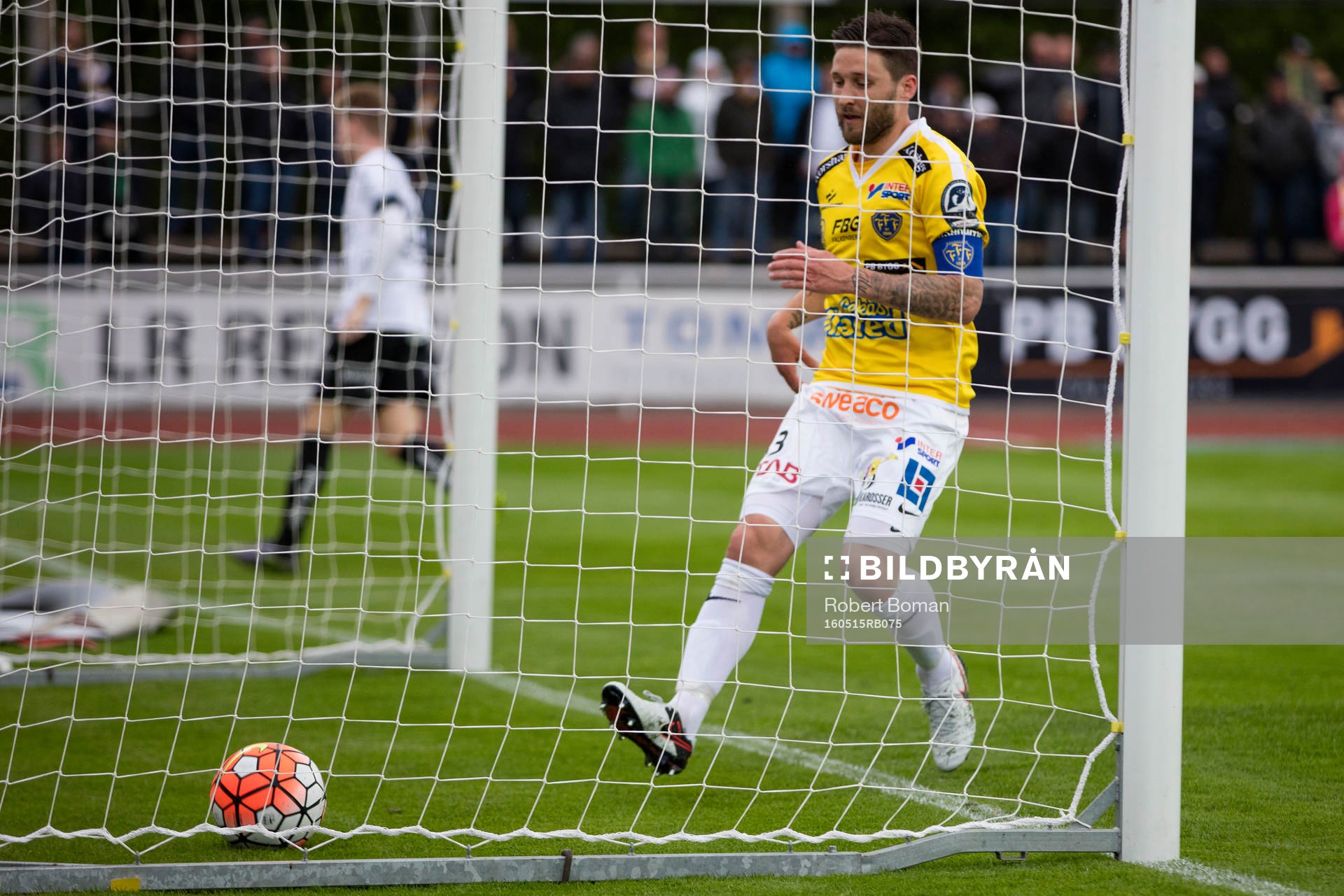 Falkenbergs Tibor Joza ser bollen rulla in till 0-2