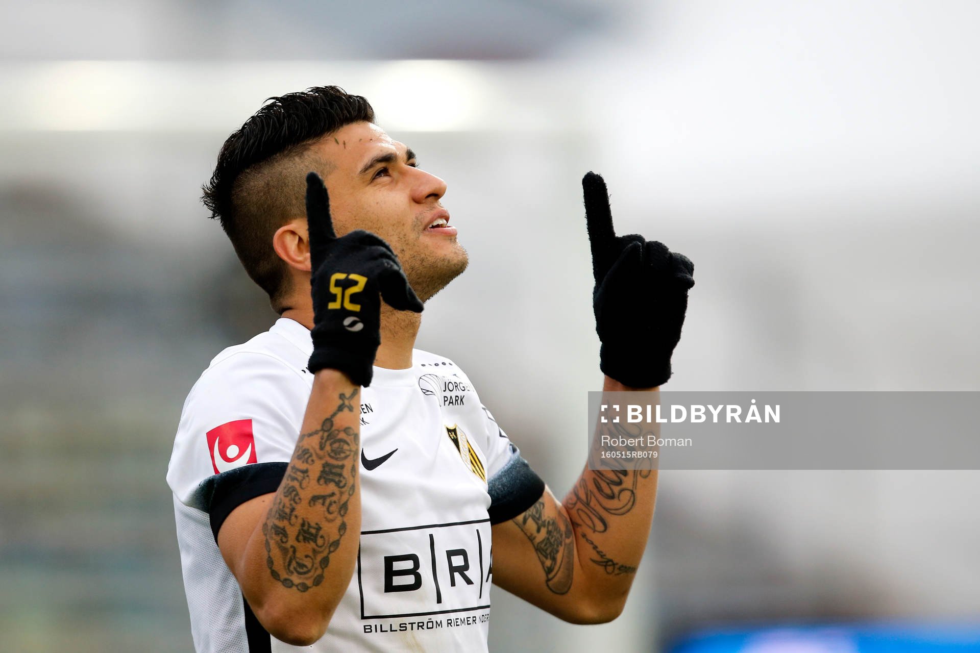 Häckens Paulo de Oliveira jublar efter 1-3 under fotbollsmatchen i Allsvenskan mellan Falkenberg och Häcken den 15 maj 2016 i Falkenberg