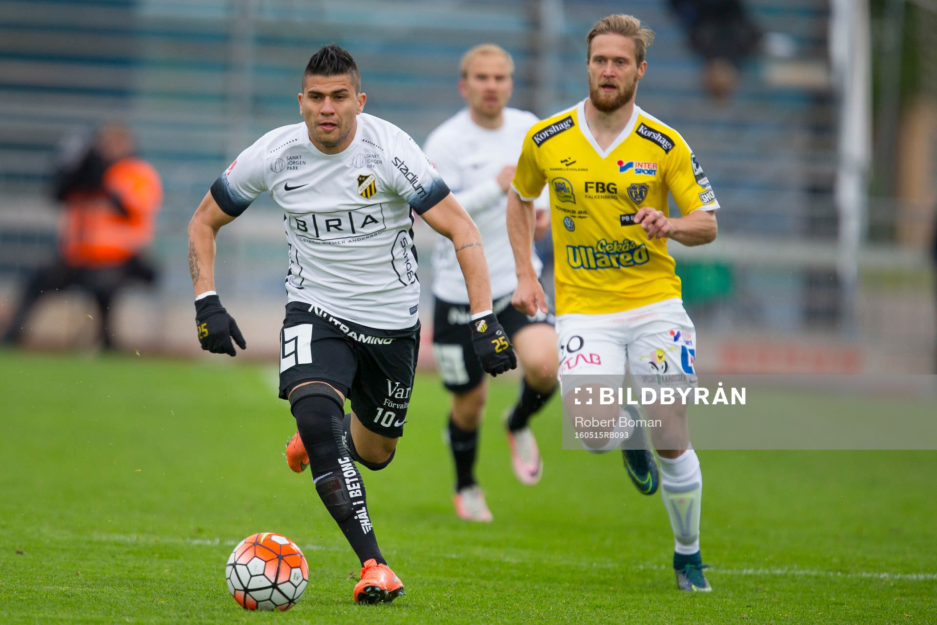 BK Häckens Paulo De Oliviera och Falkenbergs Akseli Pelvas