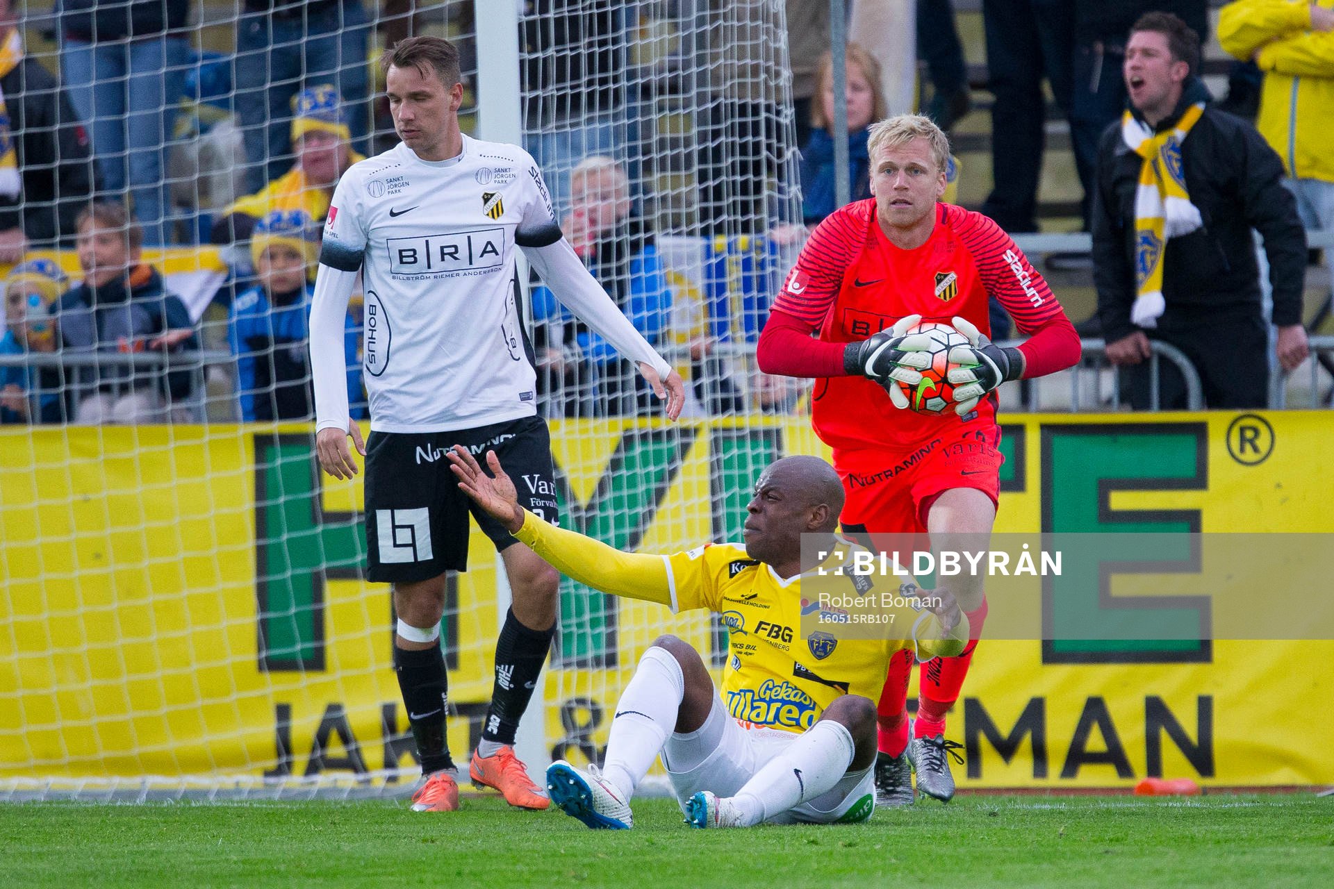 BK Häckens Jasmin Sudic och BK Häckens målvakt Peter