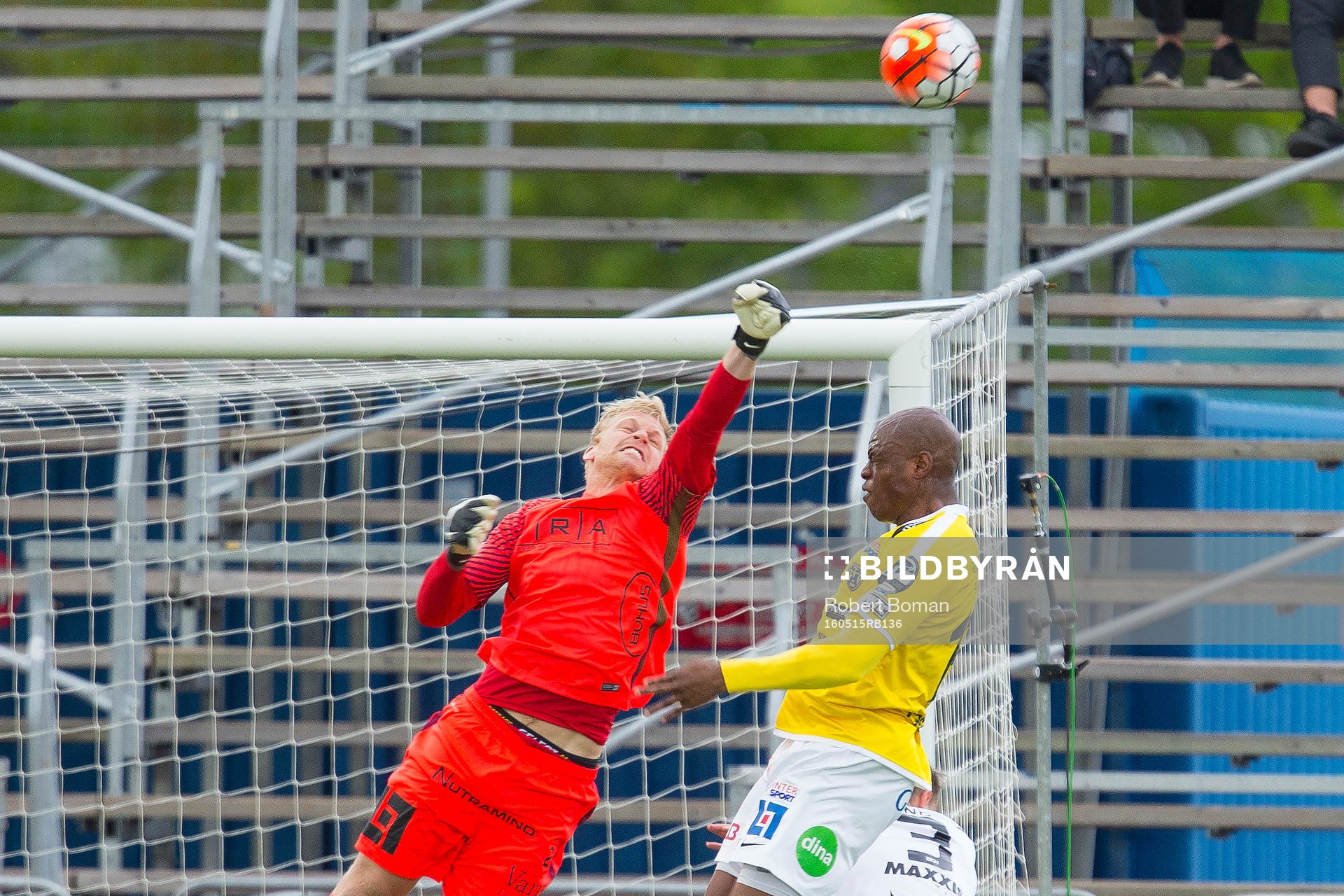 BK Häckens Peter Abrahamsson och Falkenbergs Hakeem Araba