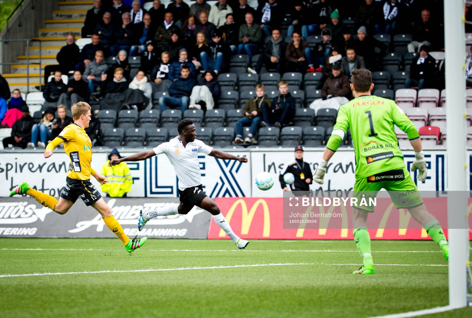 Elfsborgs Joakim Nilsson och Örebros Alhassan Kamara