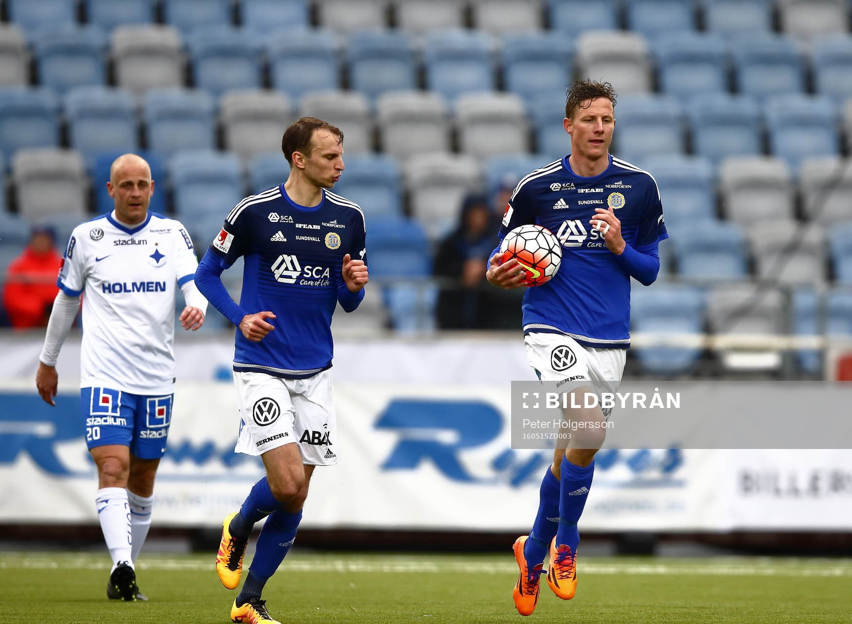 GIF Sundsvalls Johan Eklund skyndar sig med bollen till