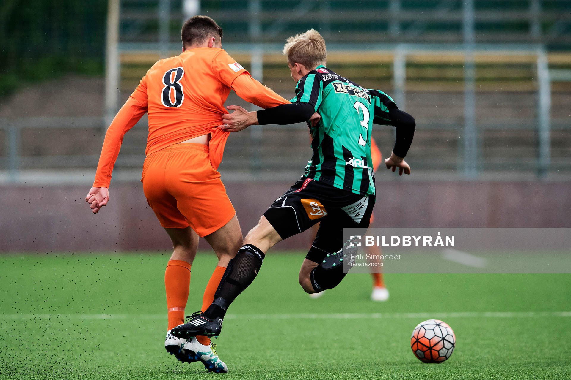 Athletics Haris Cirak och Varbergs Pär Asp under fotbollsmatchen i Superettan mellan AFC United och Varberg den 15 maj i Stockholm.