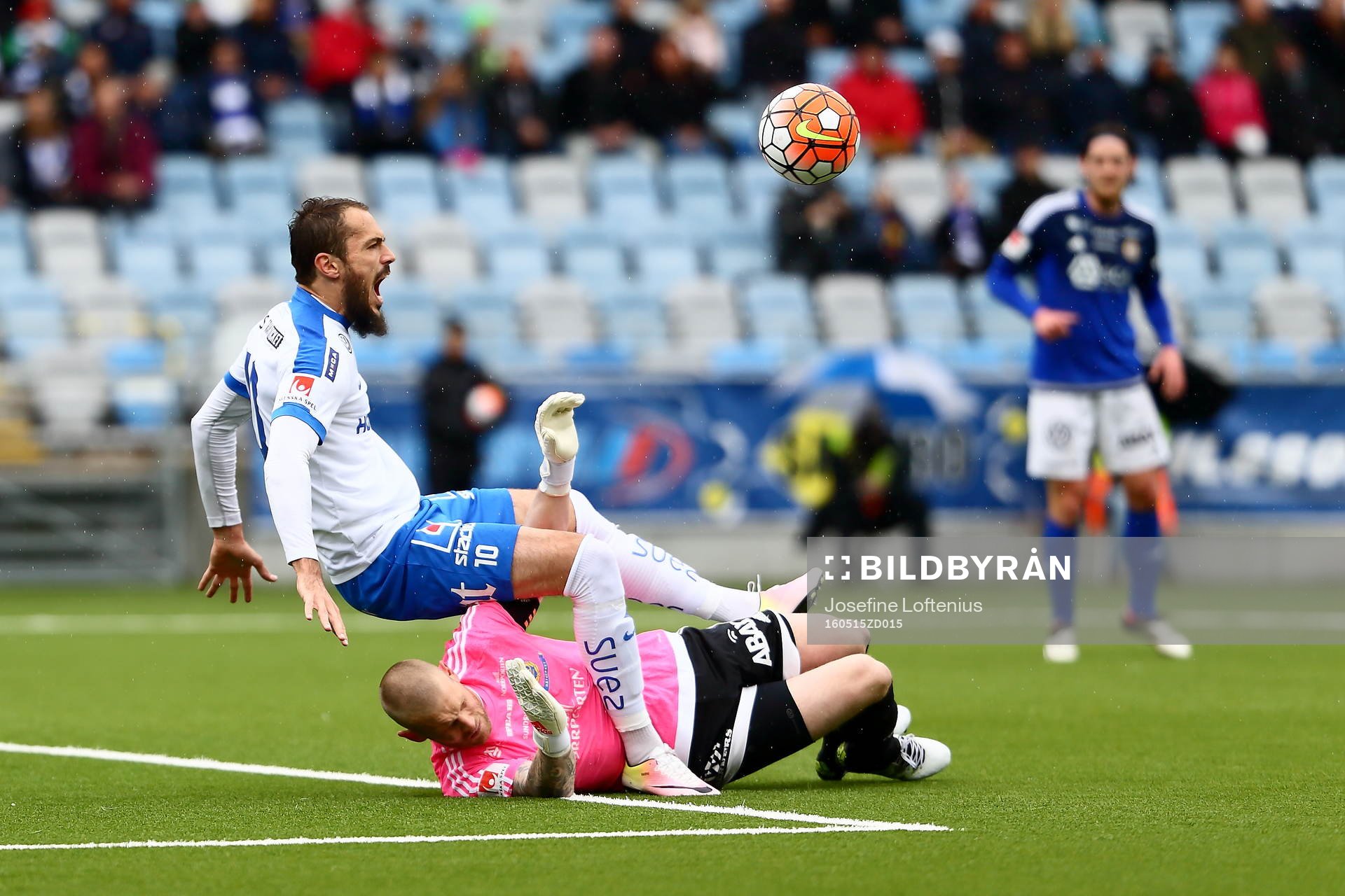GIF Sundsvalls målvakt Tommy Naurin fastnar med armen