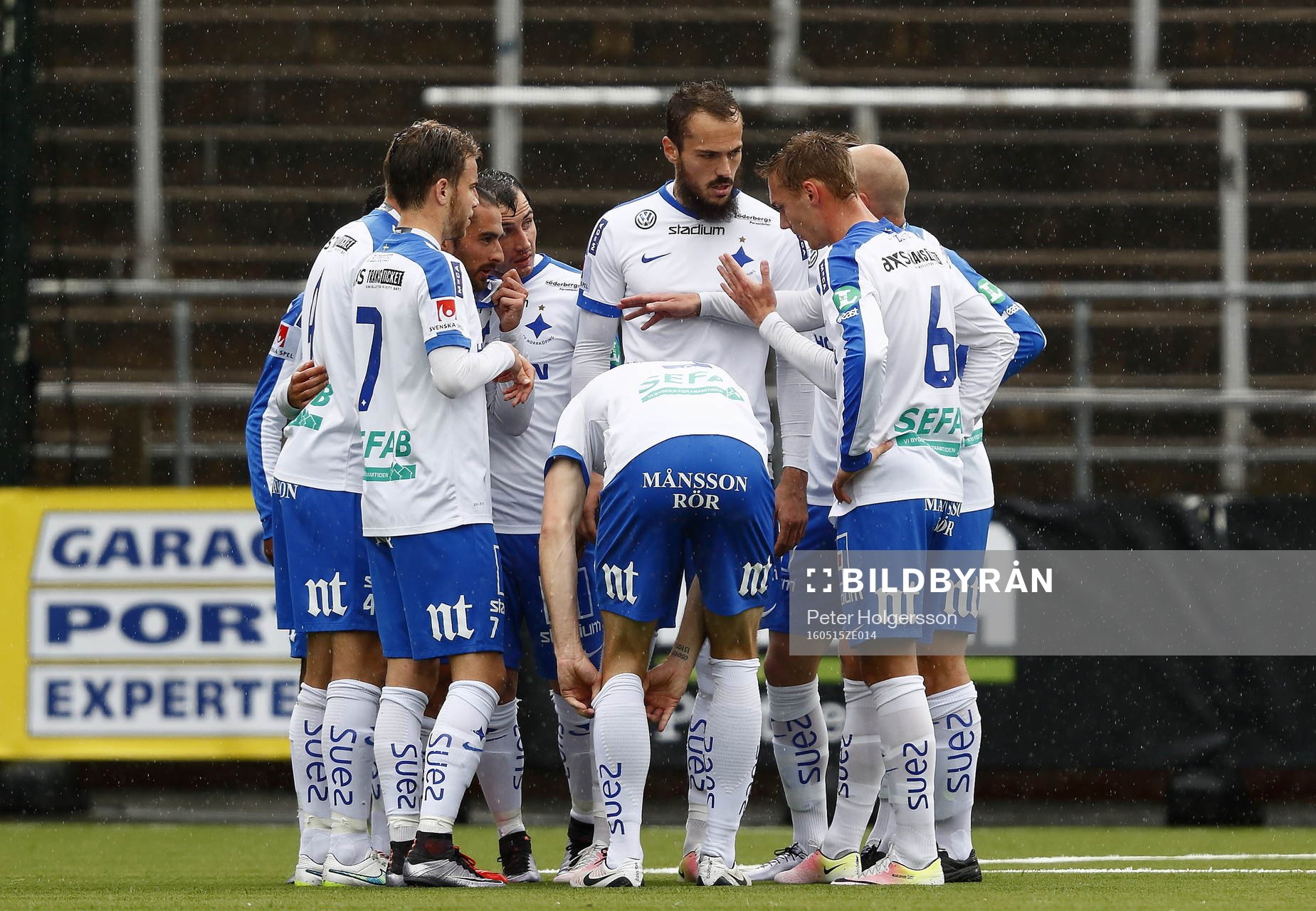 Norrköpings spelare samlar sig och pratar efter mål 1-0 på straff av Emir Kujovic under fotbollsmatchen i Allsvenskan mellan Norrköping och GIF Sundsvall den 15 maj 2016 i Norrköping.