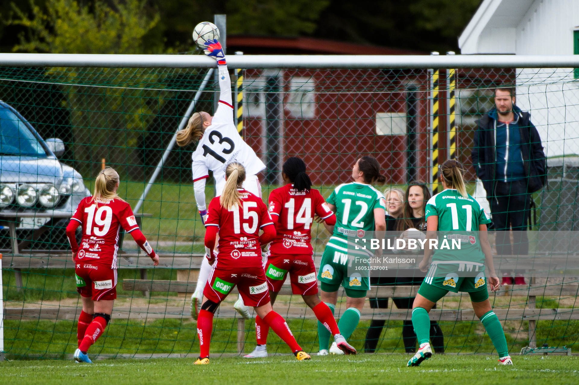 Piteås målvakt Hilda Carlén slår en boll över ribban