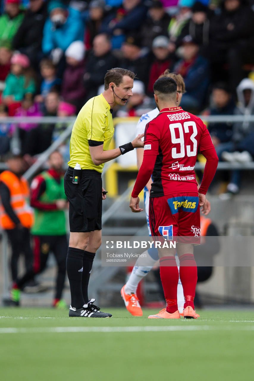 Domare Andreas Ekberg  pratar med Östersunds Saman Ghoddos