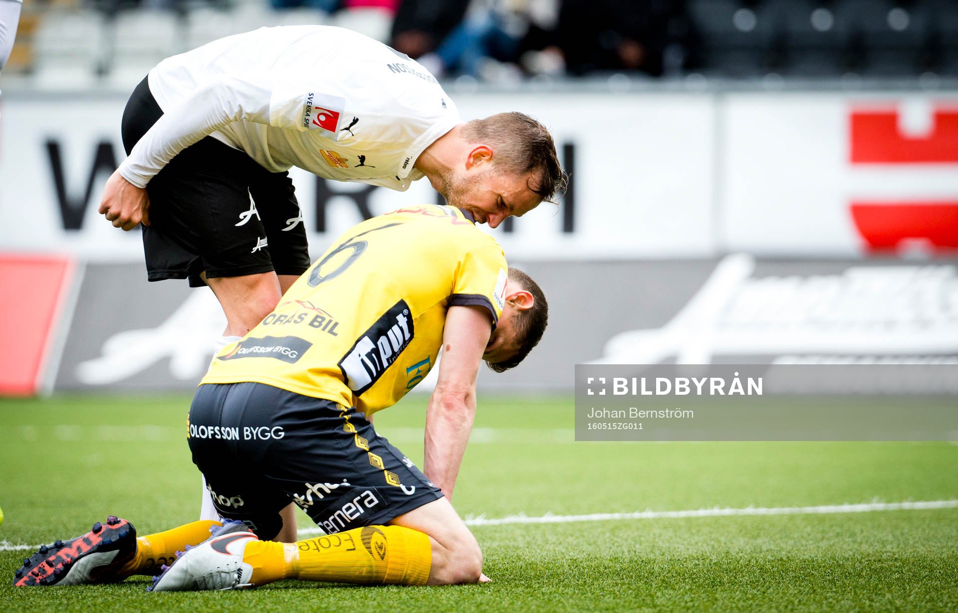 Örebros Robert Åhman Persson säger någonting till