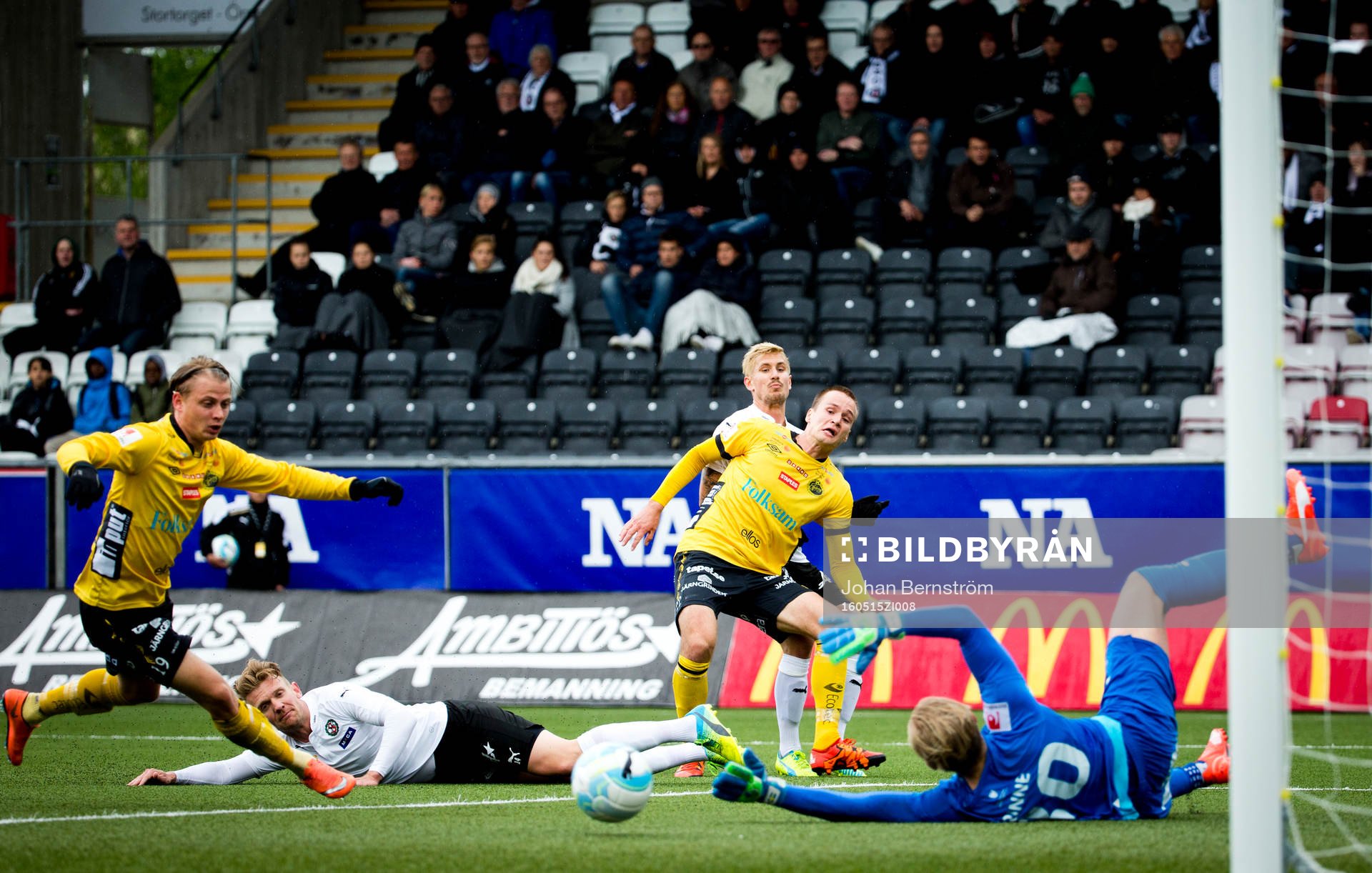 Elfsborgs Viktor Prodell skjuter och Örebros målvakt