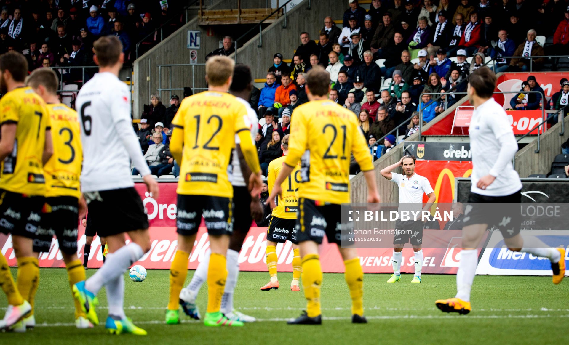 Örebros Nordin Gerzic skjuter frispark