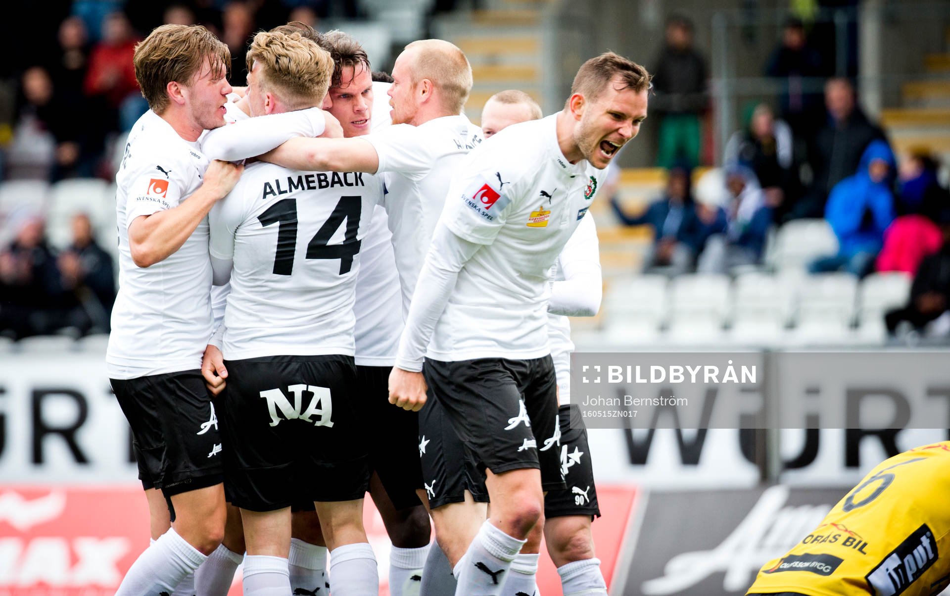 Örebros Robert Åhman Persson säger någonting till