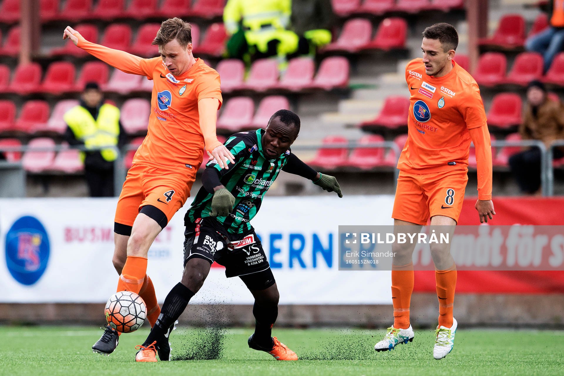 Varbergs Nsima Peter och Athletics Daniel Jarl i kamp om bollen under fotbollsmatchen i Superettan mellan AFC United och Varberg den 15 maj i Stockholm.