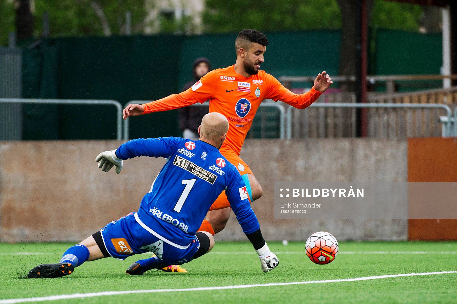Athletics Omar Eddahri tar sig förbi Varbergs målvakt