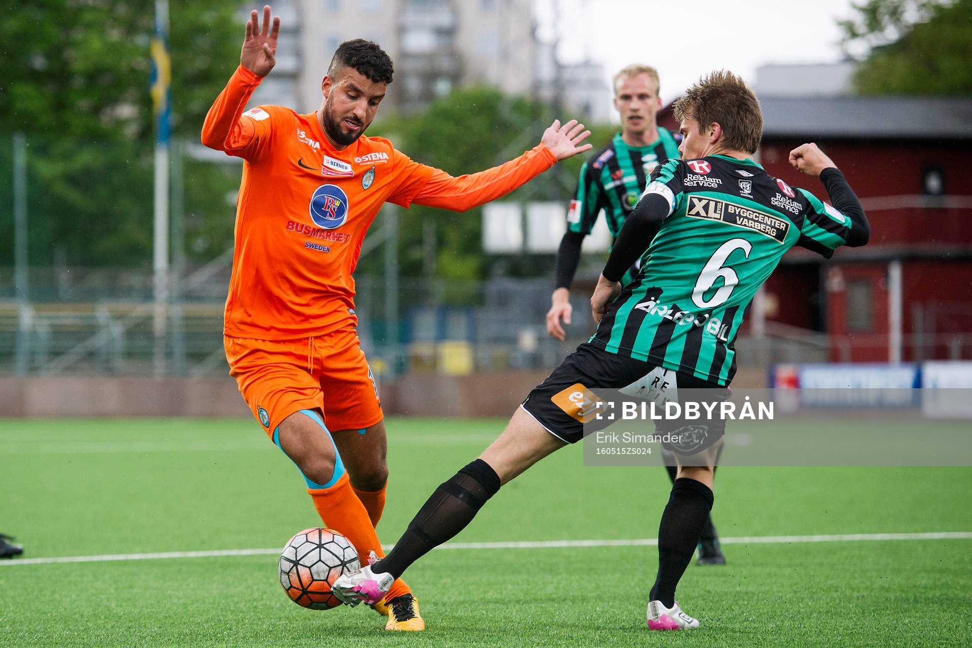 Athletics Omar Eddahri stoppas av Varbergs Elias Andersson