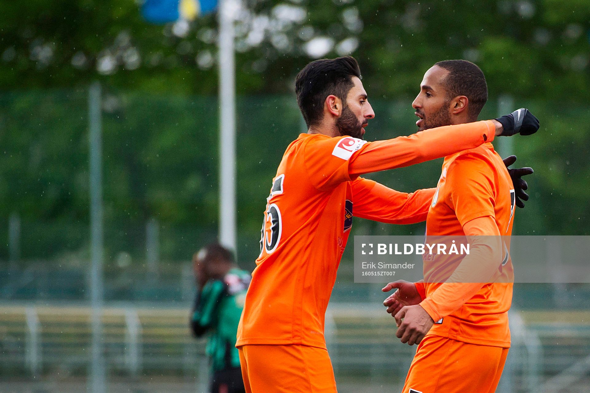 Athletics Ferid Ali jublar tillsammans med Isa Demir efter 1-1 under fotbollsmatchen i Superettan mellan AFC United och Varberg den 15 maj i Stockholm.