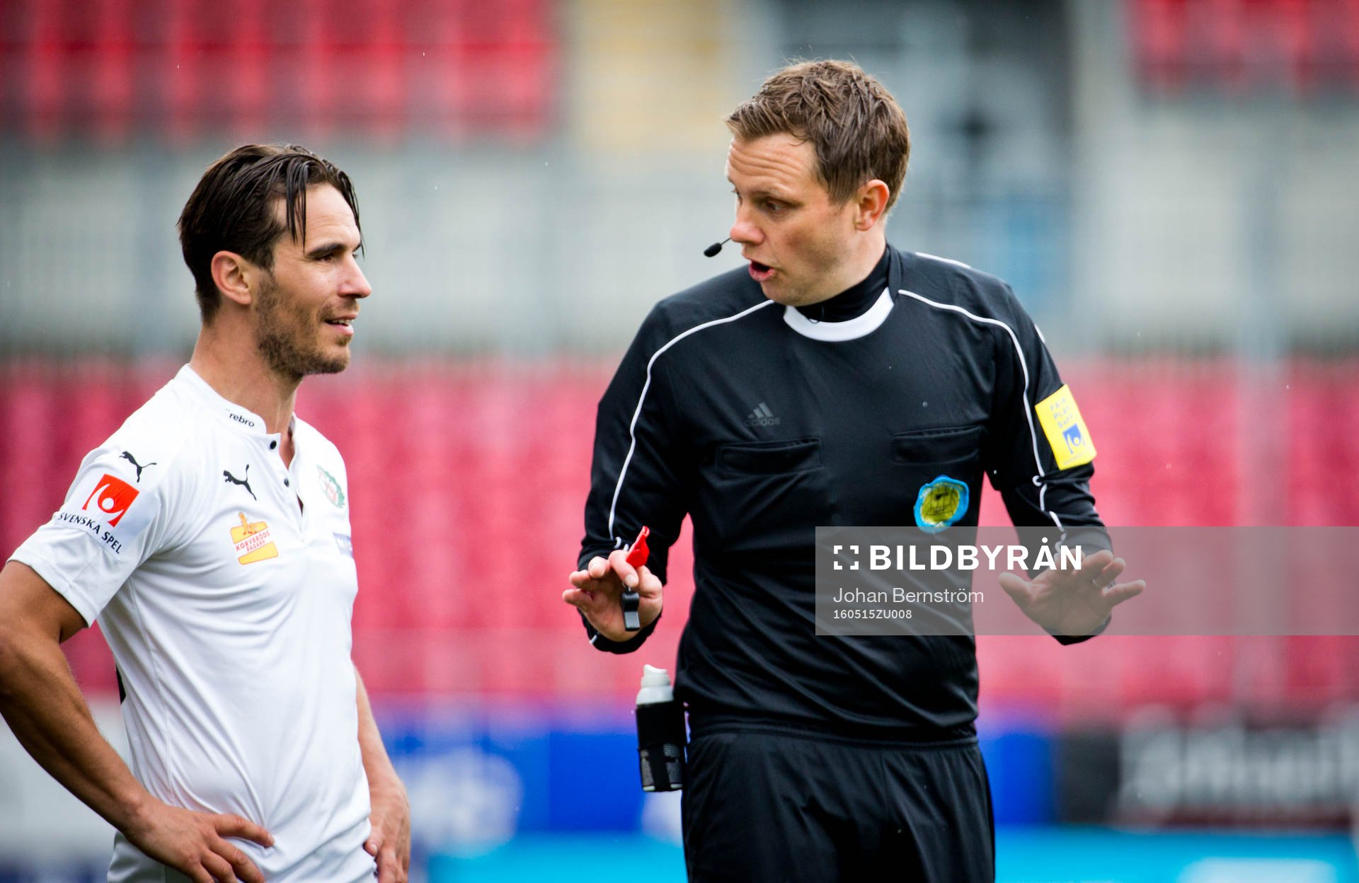 Örebros Nordin Gerzic och domare Markus Strömbergsson