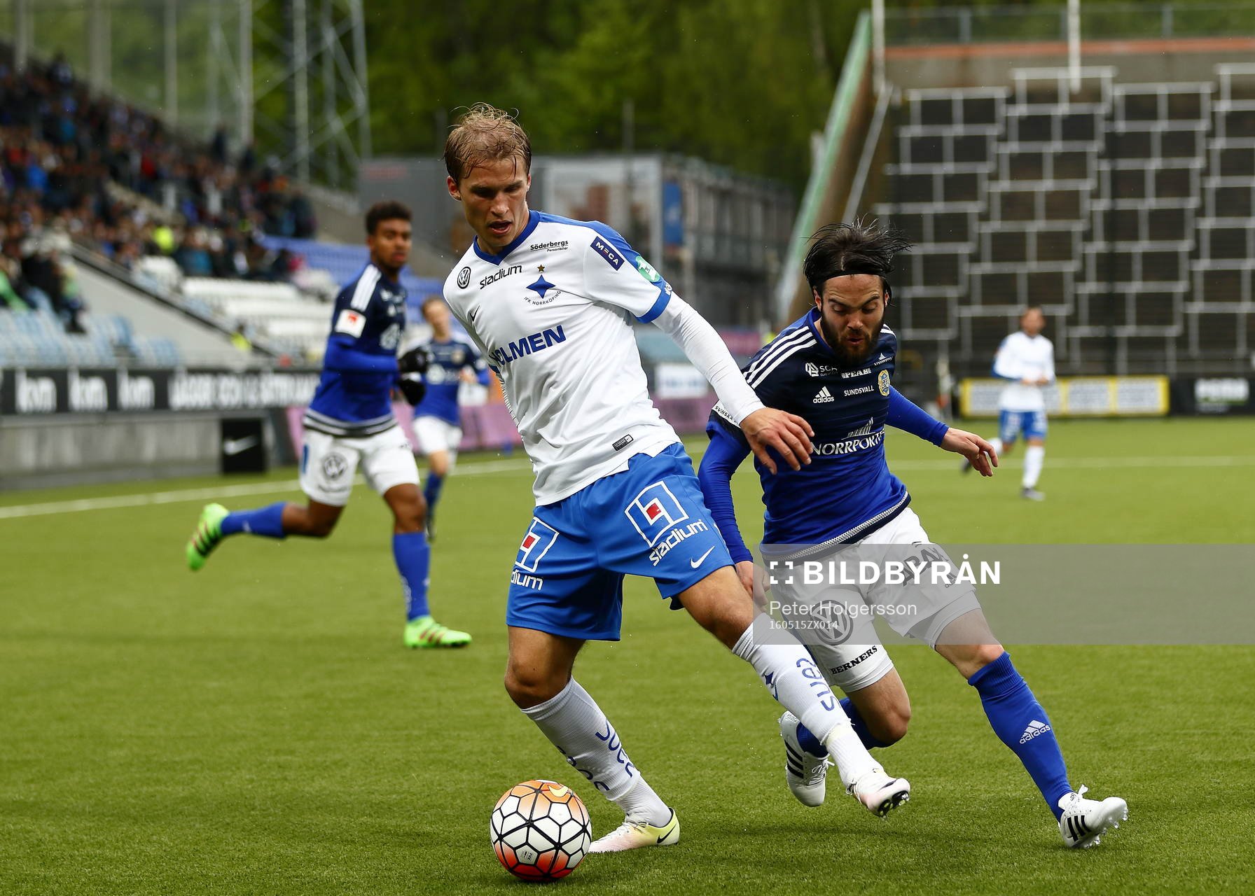 Norrköpings Sebastian Andersson och GIF Sundsvalls Kristinn Steindórsson under fotbollsmatchen i Allsvenskan mellan Norrköping och GIF Sundsvall den 15 maj 2016 i Norrköping.