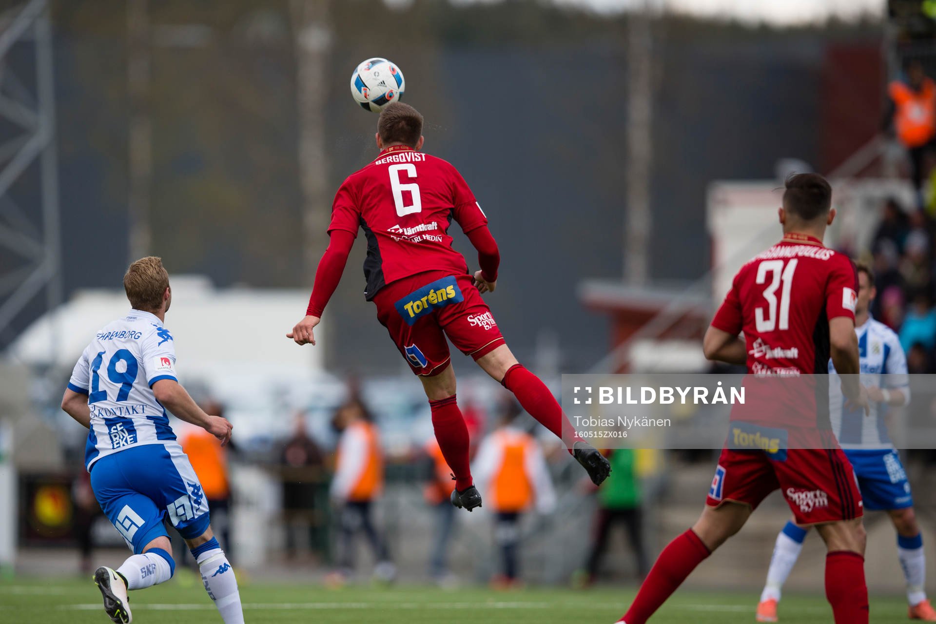 Östersunds Douglas Bergqvist nickar en boll