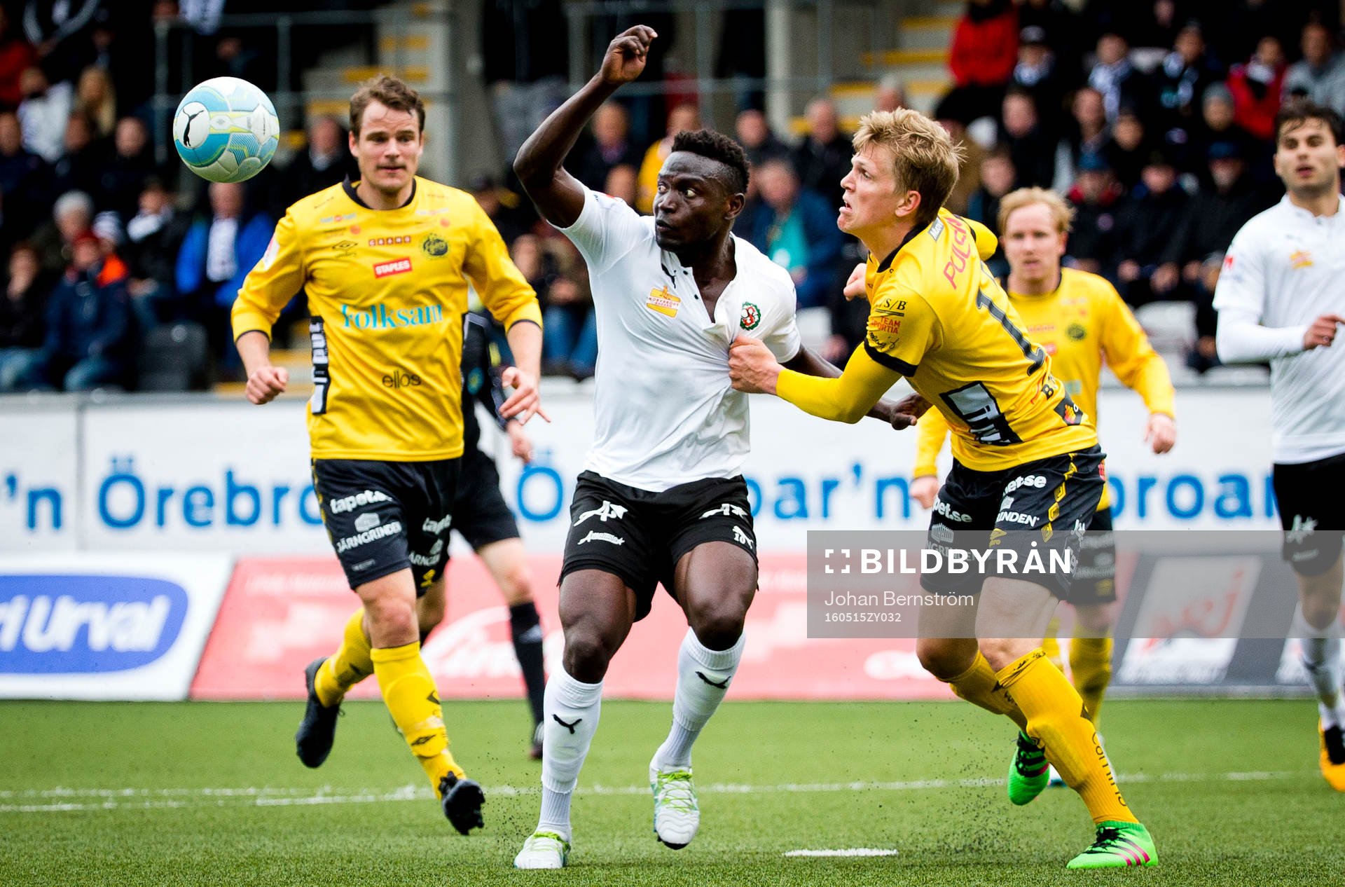 Elfsborgs Joakim Nilsson räcker Örebros Alhassan Kamara i