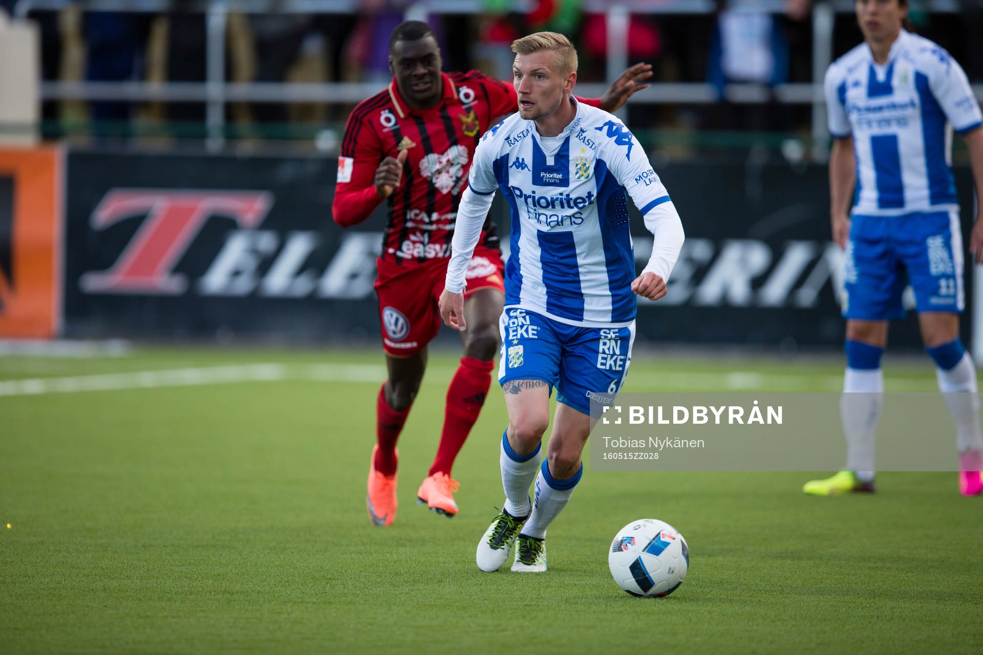 IFK Göteborgs Sebastian Eriksson jagad av Östersunds Ken