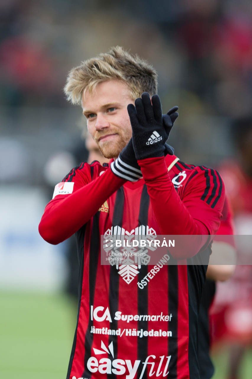 Östersunds Dennis Widgren jublar