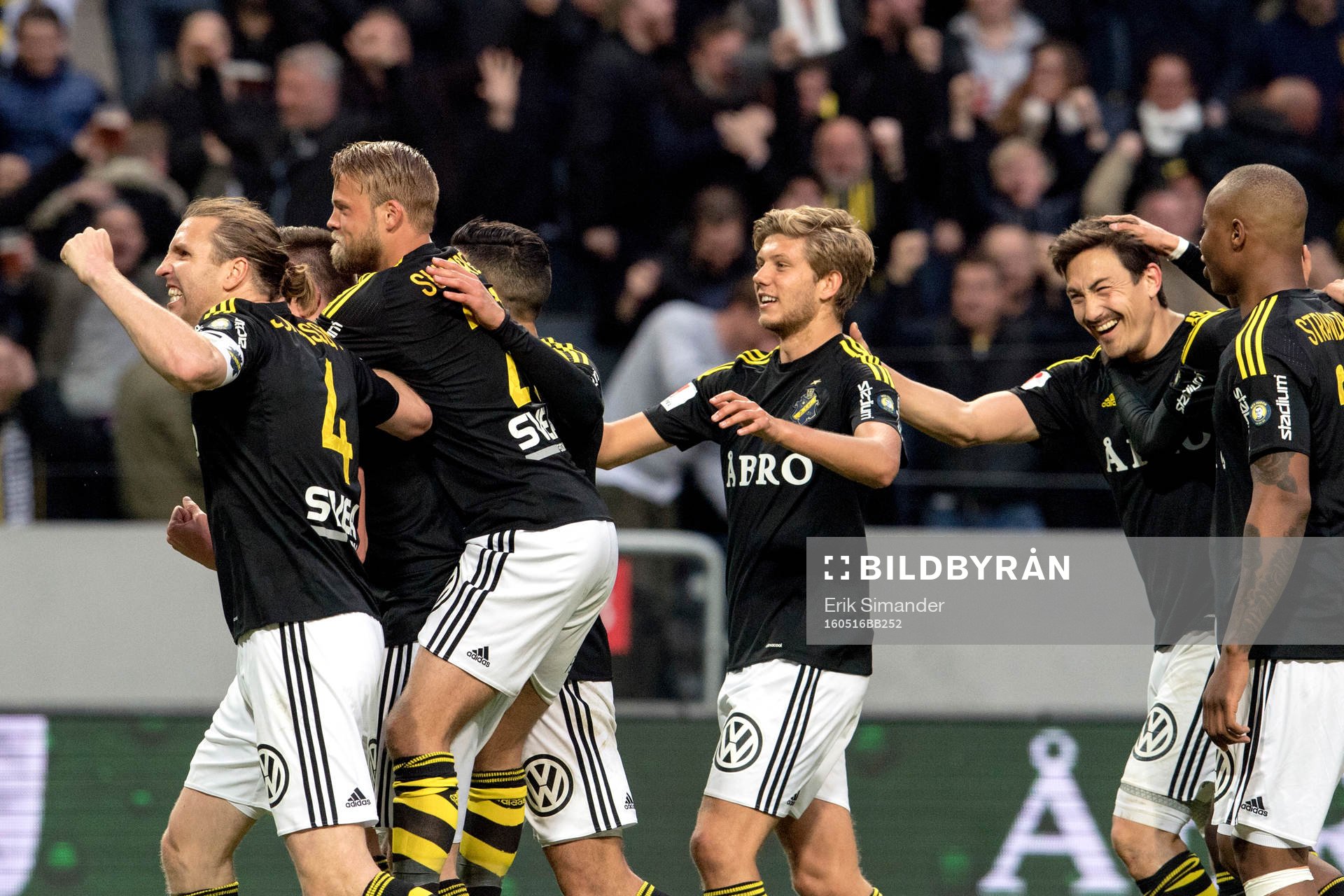 s Haukur Heidar Hauksson jublar med lagkamraterna