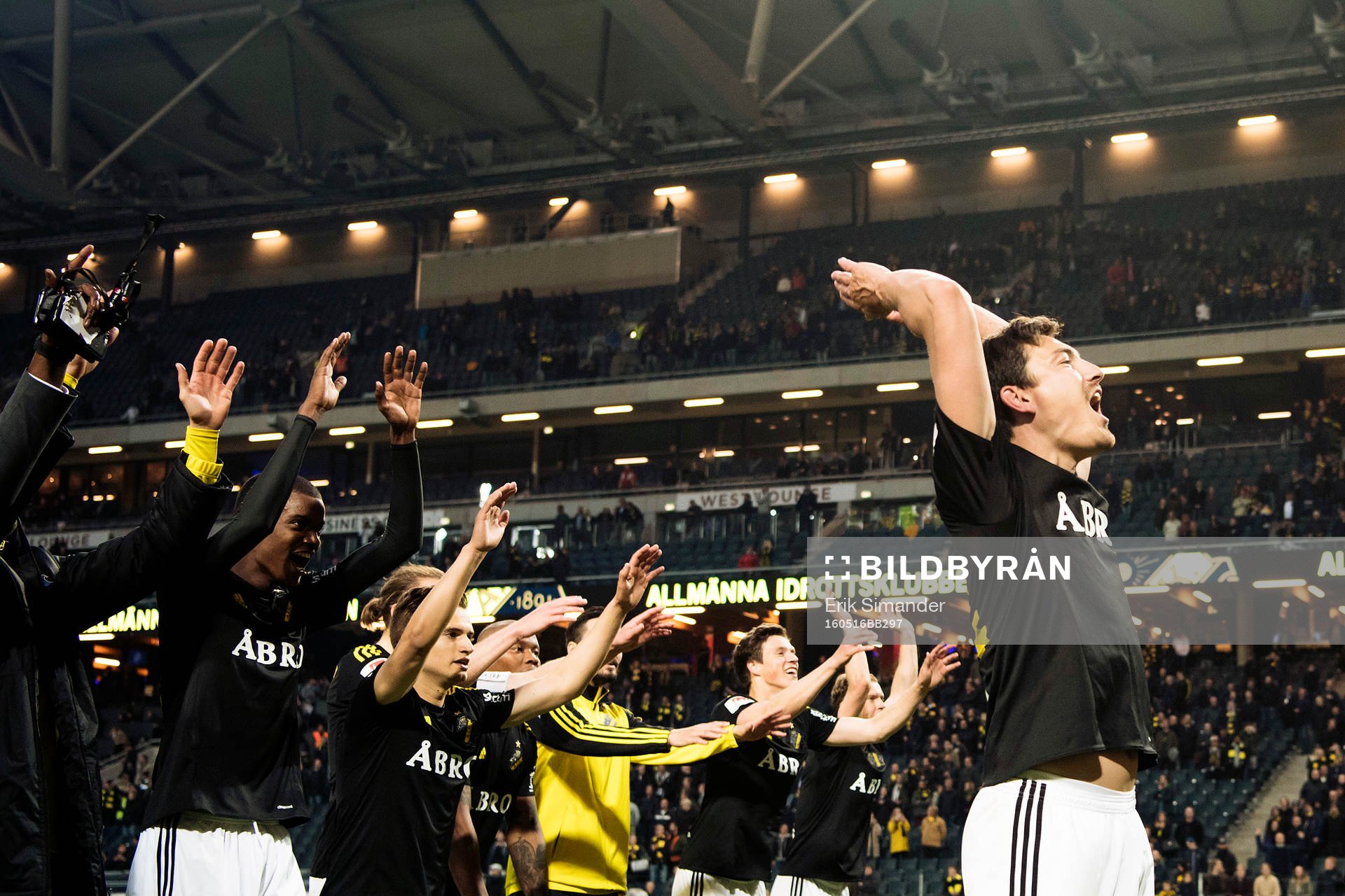 AIK:s Stefan Ishizaki jublar tillsammans med resten av laget efter fotbollsmatchen i Allsvenskan mellan AIK och Djurgården den 16 maj 2016 i Stockholm.
