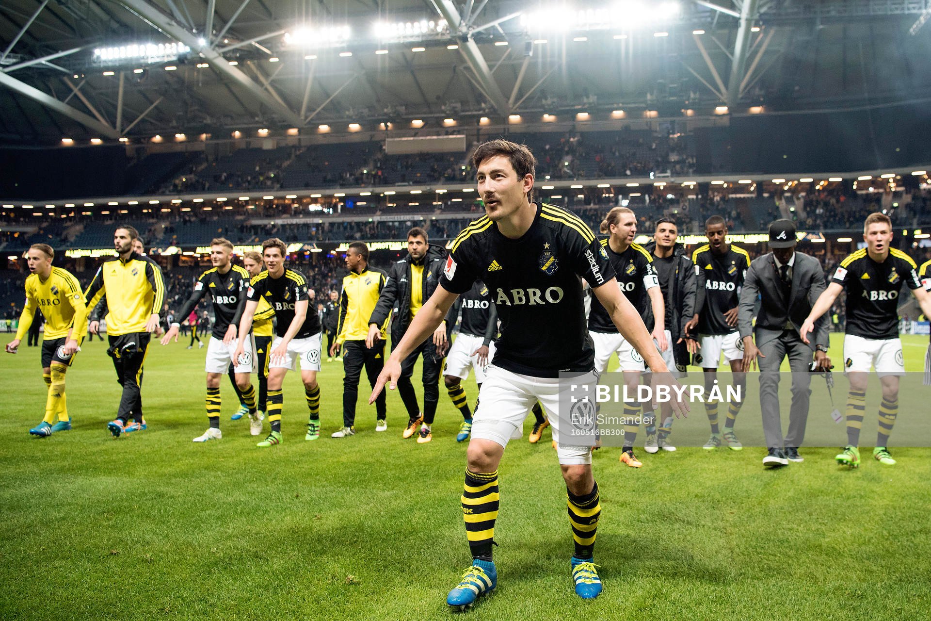 AIK:s Stefan Ishizaki jublar tillsammans med laget efter fotbollsmatchen i Allsvenskan mellan AIK och Djurgården den 16 maj 2016 i Stockholm.