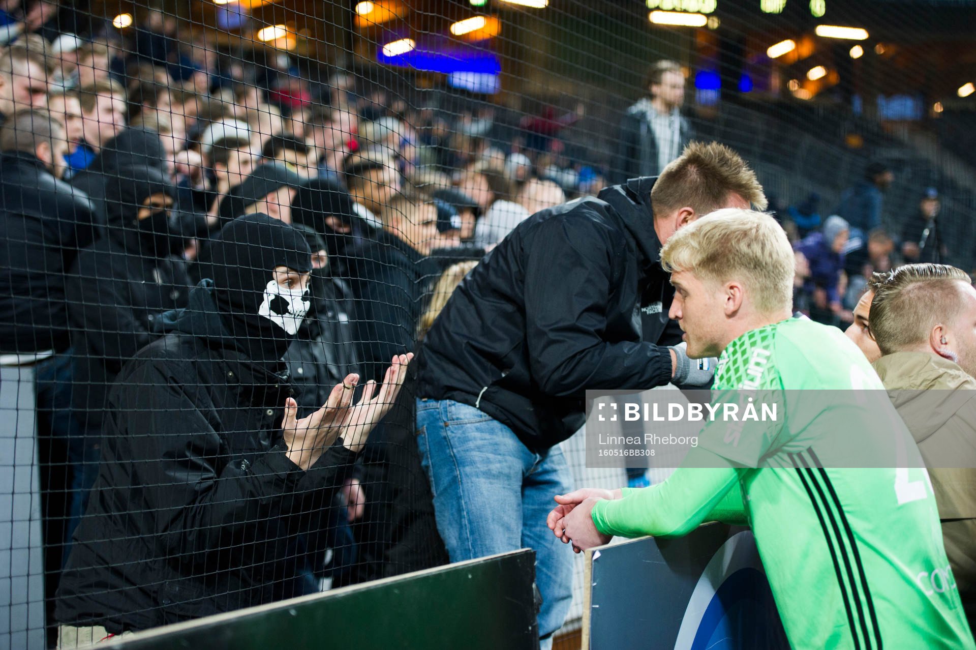 Djurgårdens målvakt Hampus Nilsson blir utskälld av en