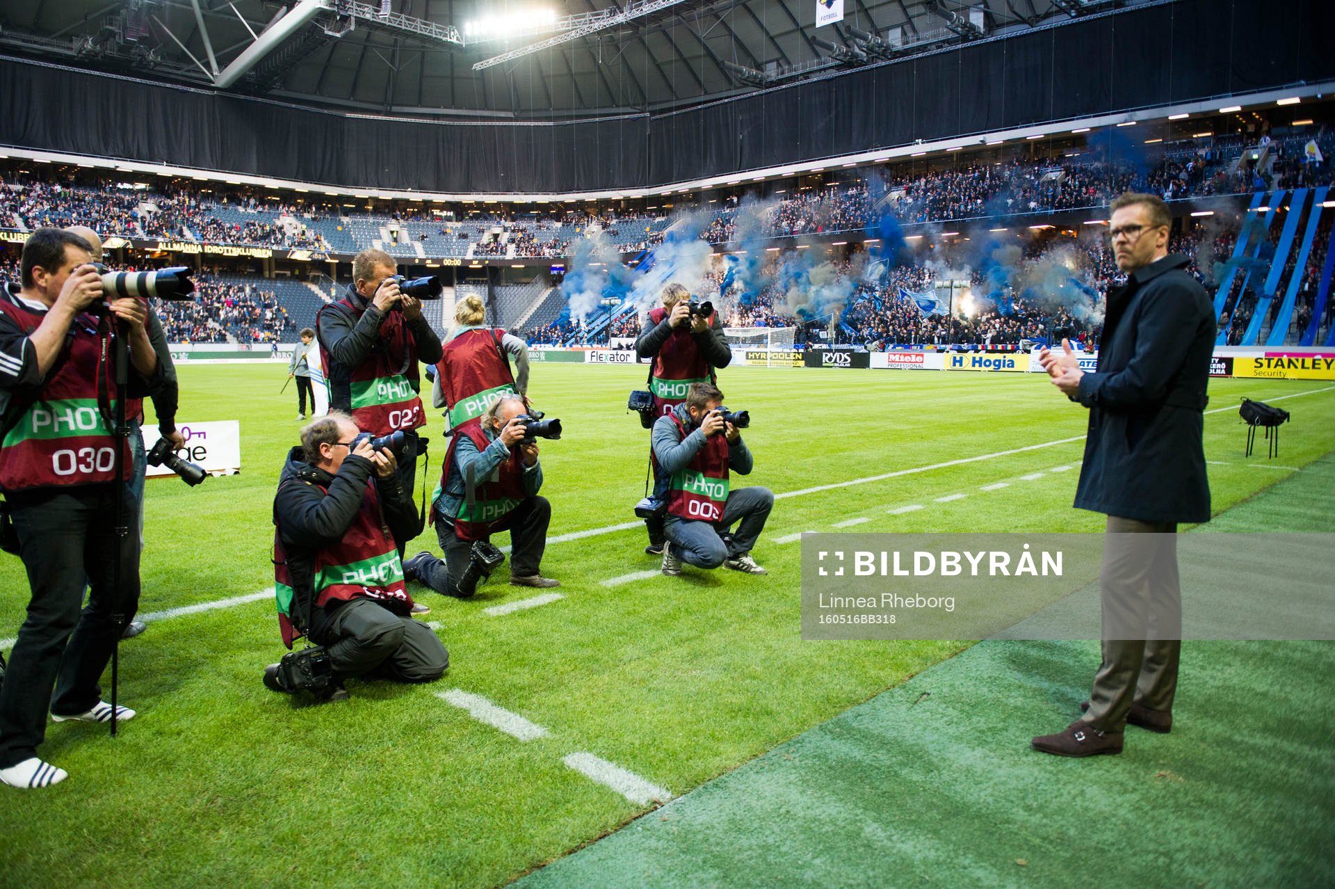 s tränare Rikard Norling blir fotograferad av media