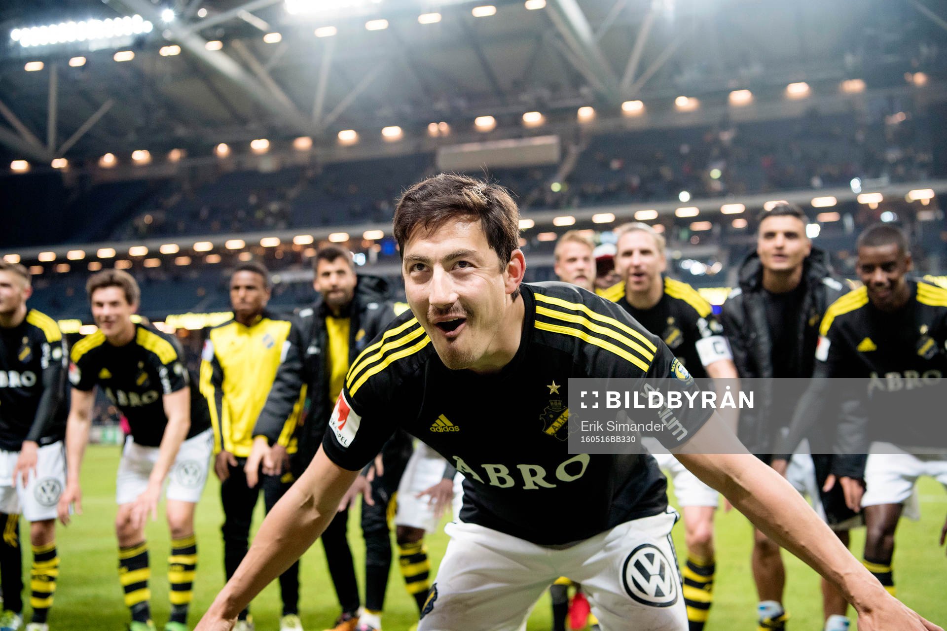 AIK:s Stefan Ishizaki tackar publiken tillsammans med resten av laget efter fotbollsmatchen i Allsvenskan mellan AIK och Djurgården den 16 maj 2016 i Stockholm.