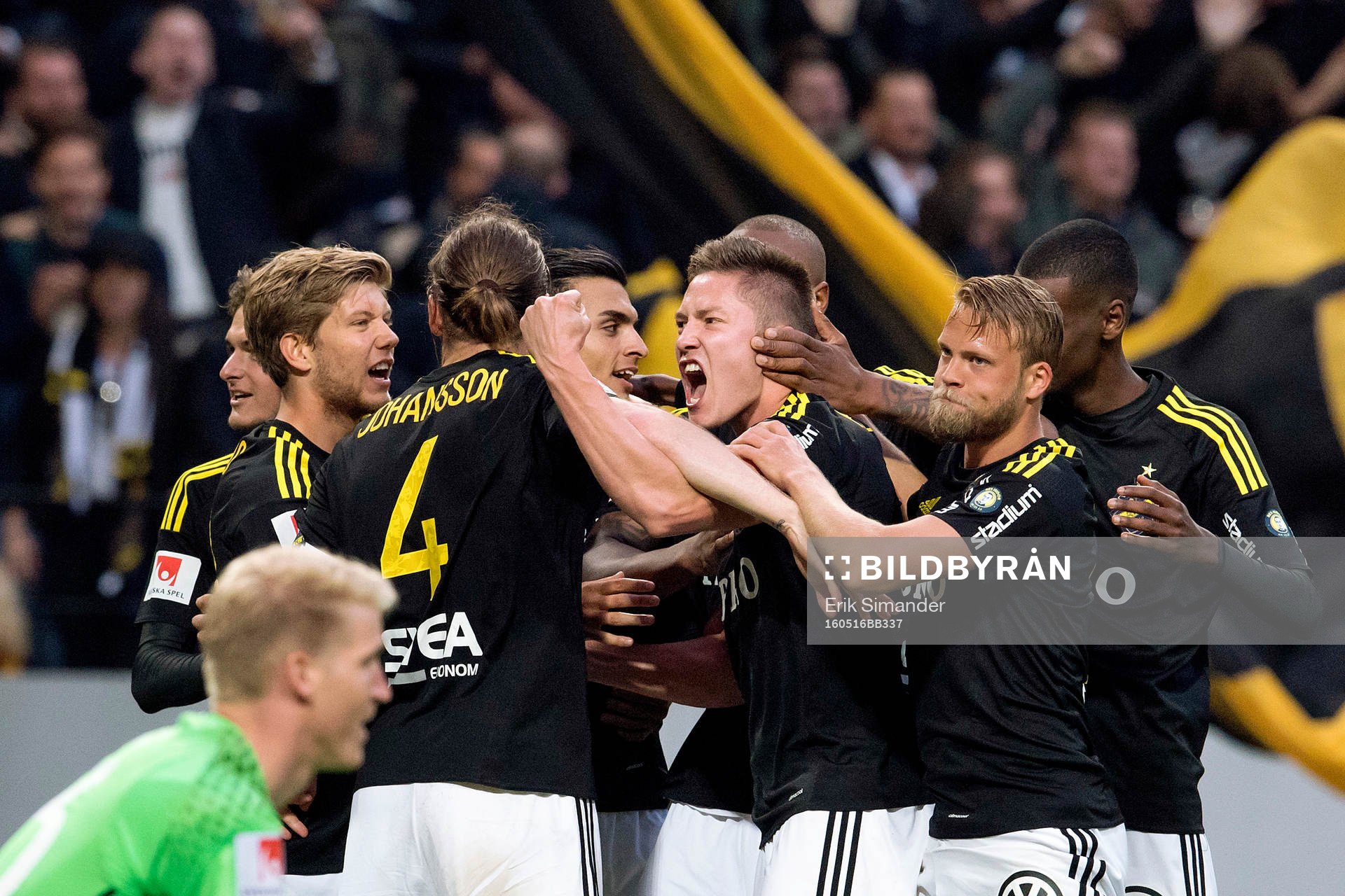 AIK:s Haukur Heidar Hauksson jublar efter att ha gjort 2-0 under fotbollsmatchen i Allsvenskan mellan AIK och Djurgården den 16 maj 2016 i Stockholm. 