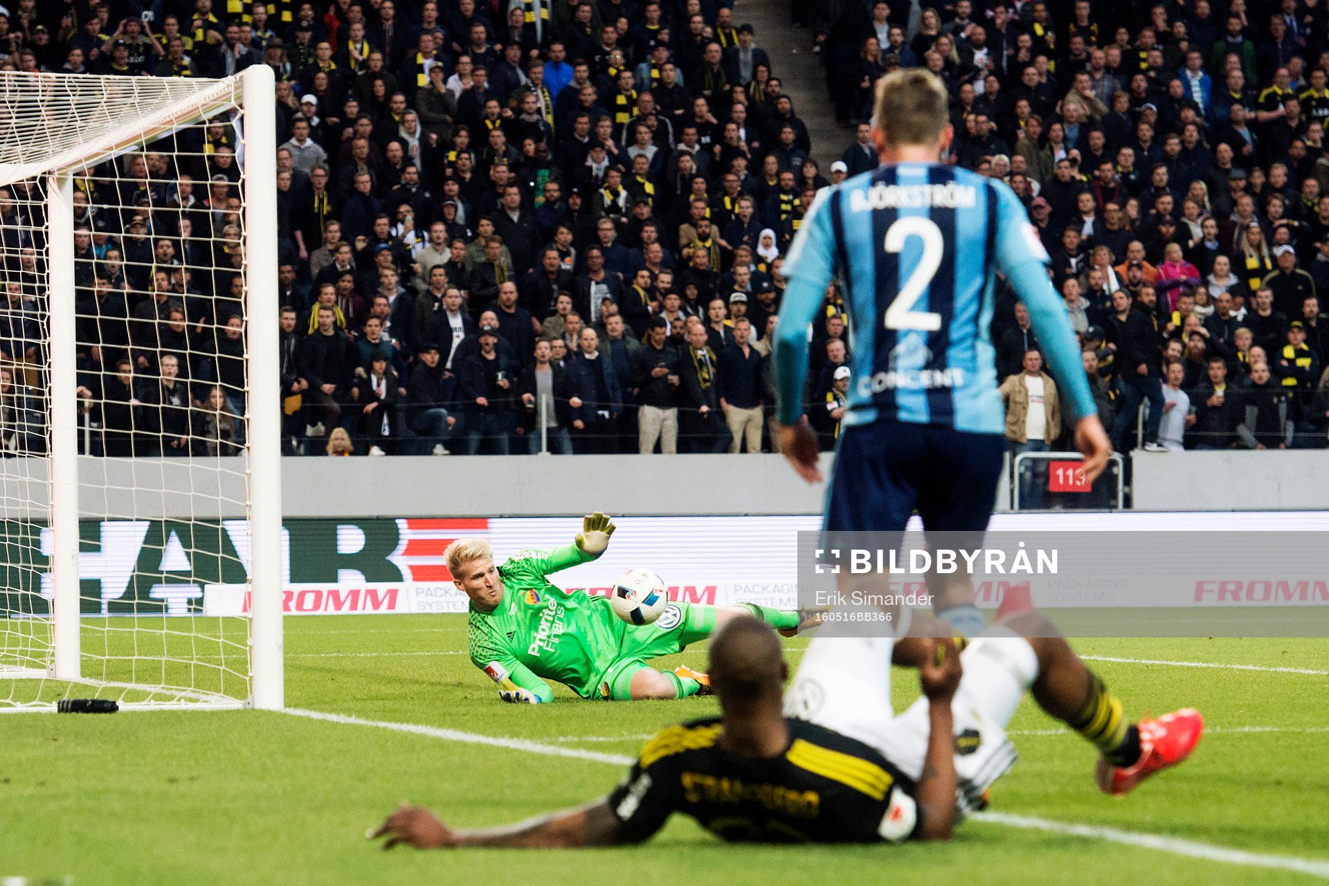 Djurgårdens målvakt Hampus Nilsson räddar ett skott